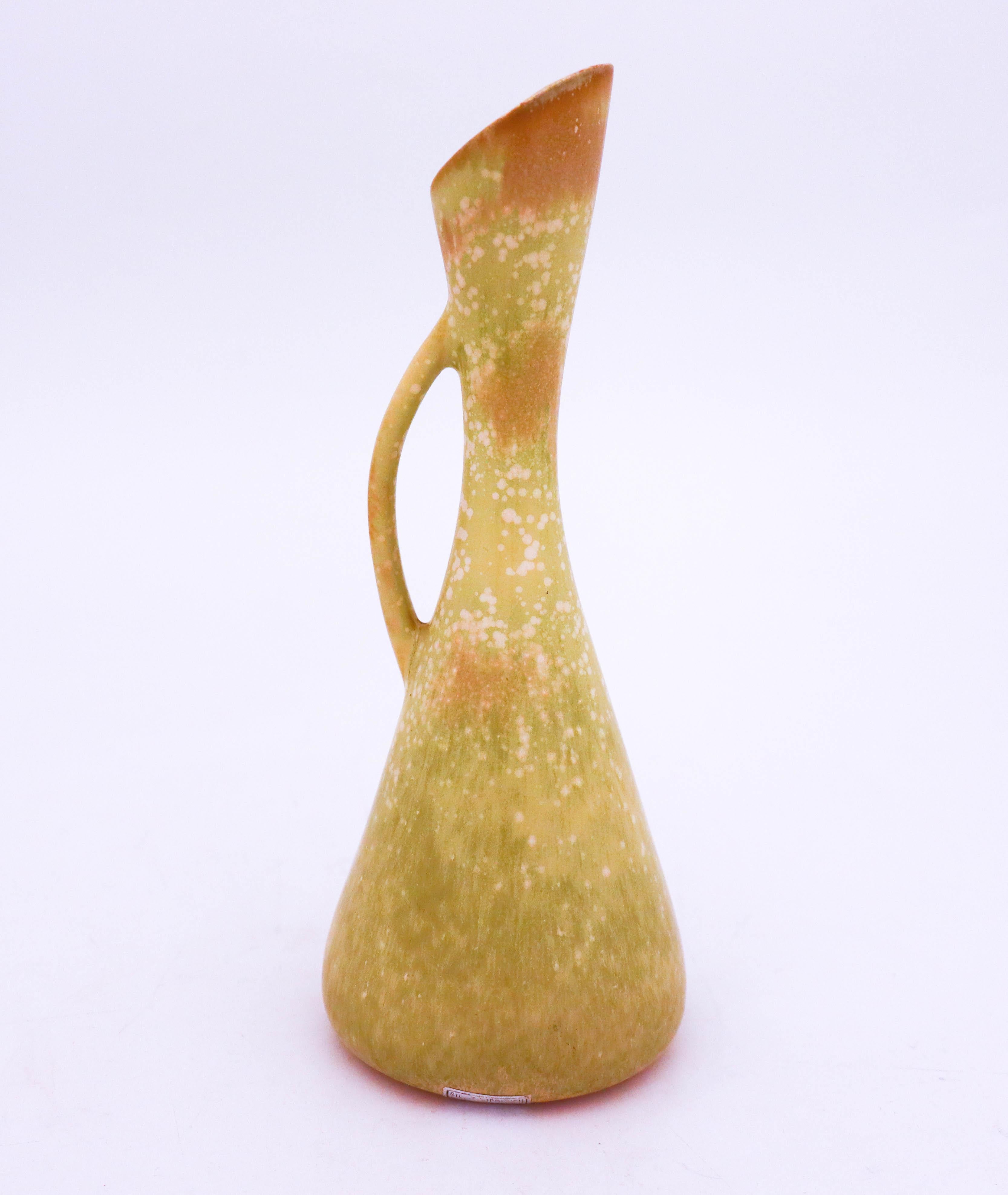 Un vase conçu par Gunnar Nylund chez Rörstrand, le vase mesure 24,5 cm de haut et il est en parfait état.