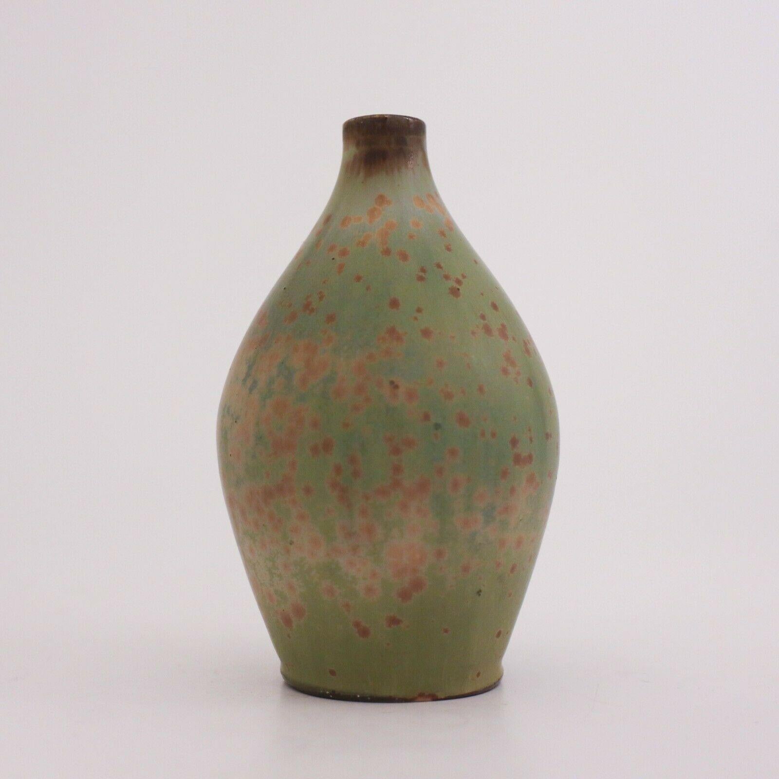 A vase designed by Gunnar Nylund at Rörstrand, the vase is 10.5 cm high and it is in very good condition except from some minor marks.

Gunnar Nylund was born in Paris 1904 with parents who worked as sculptors and designer so he really soon started