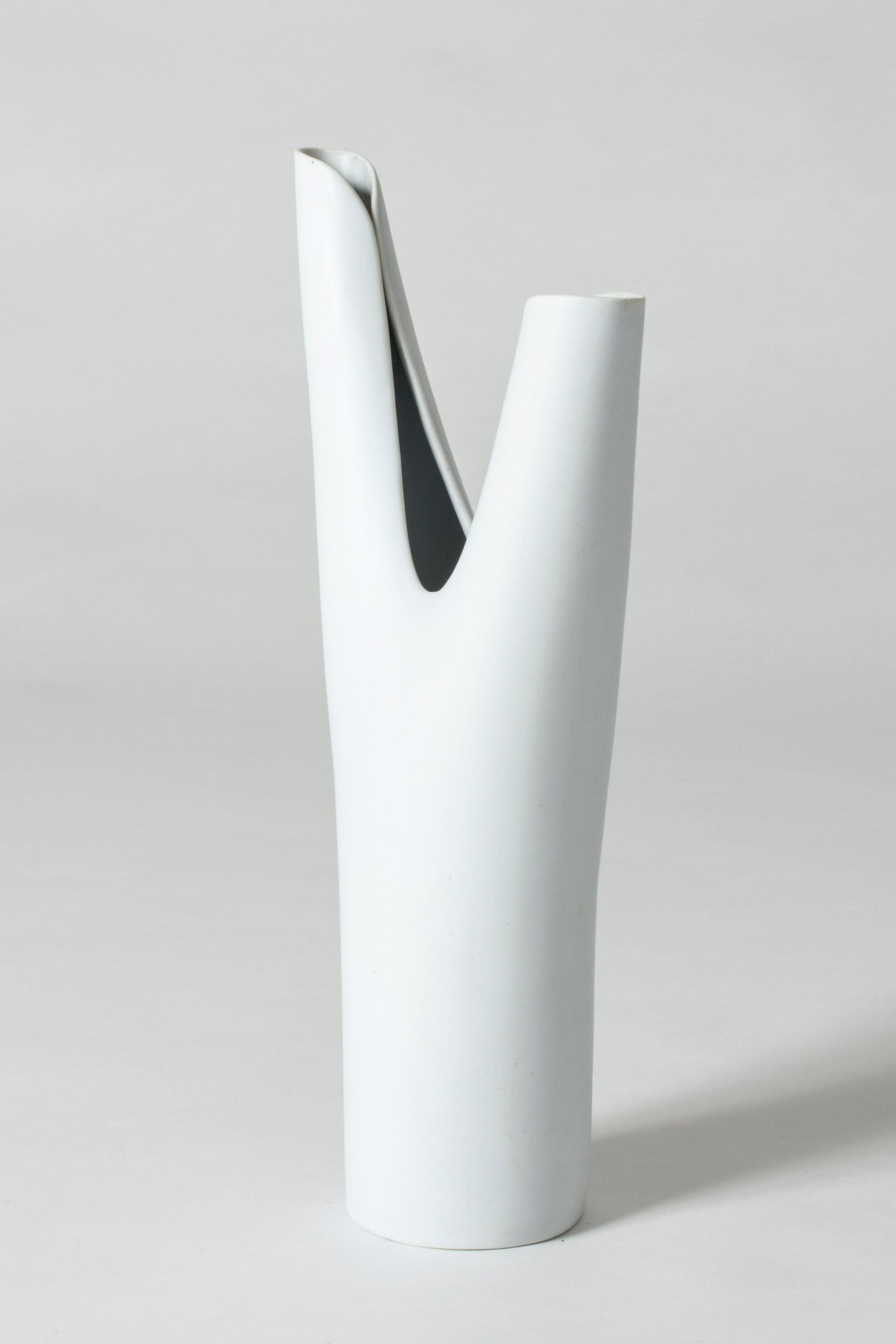 “Veckla” vase by Stig Lindberg, made in white Carrara stoneware. Unique, innovative design where the clay is folded inwards in a very sensual way. The “Veckla” series consisted of vases, bowls and trays and was produced between 1952 and 1960.
