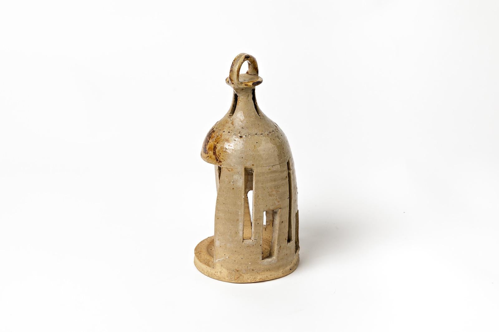 Jean Linard

Lampe lanterne vintage en céramique (pour bougie) avec des formes abstraites.

Élégante couleur de glaçure céramique brun clair.

État original parfait.

Signé à la base : LINARD

Dimension : 23 x 12cm.