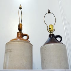 Paire de lampes de table vintage en grès, en forme de cruches, aux épaules recouvertes d'un émail brun intense