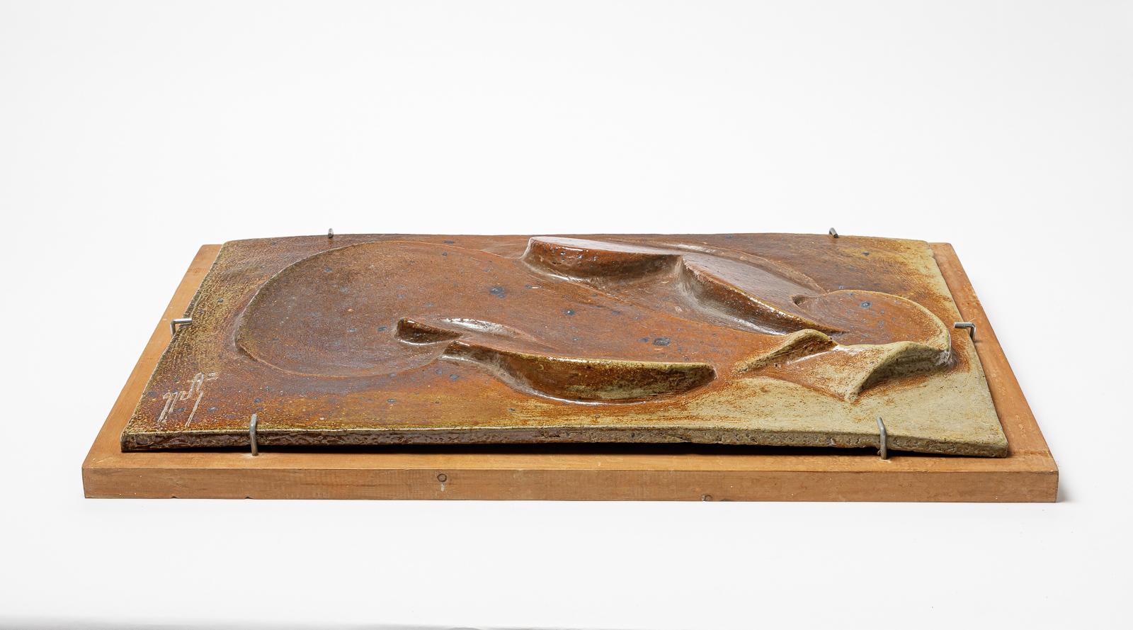 Pannello in gres di George Martin con base in Wood.
Monogram dell'artista sulla base. 
Pezzo unico.
Circa 1970-1980.
H. : 1,8 x 15,7 x 26,2 pollici.
