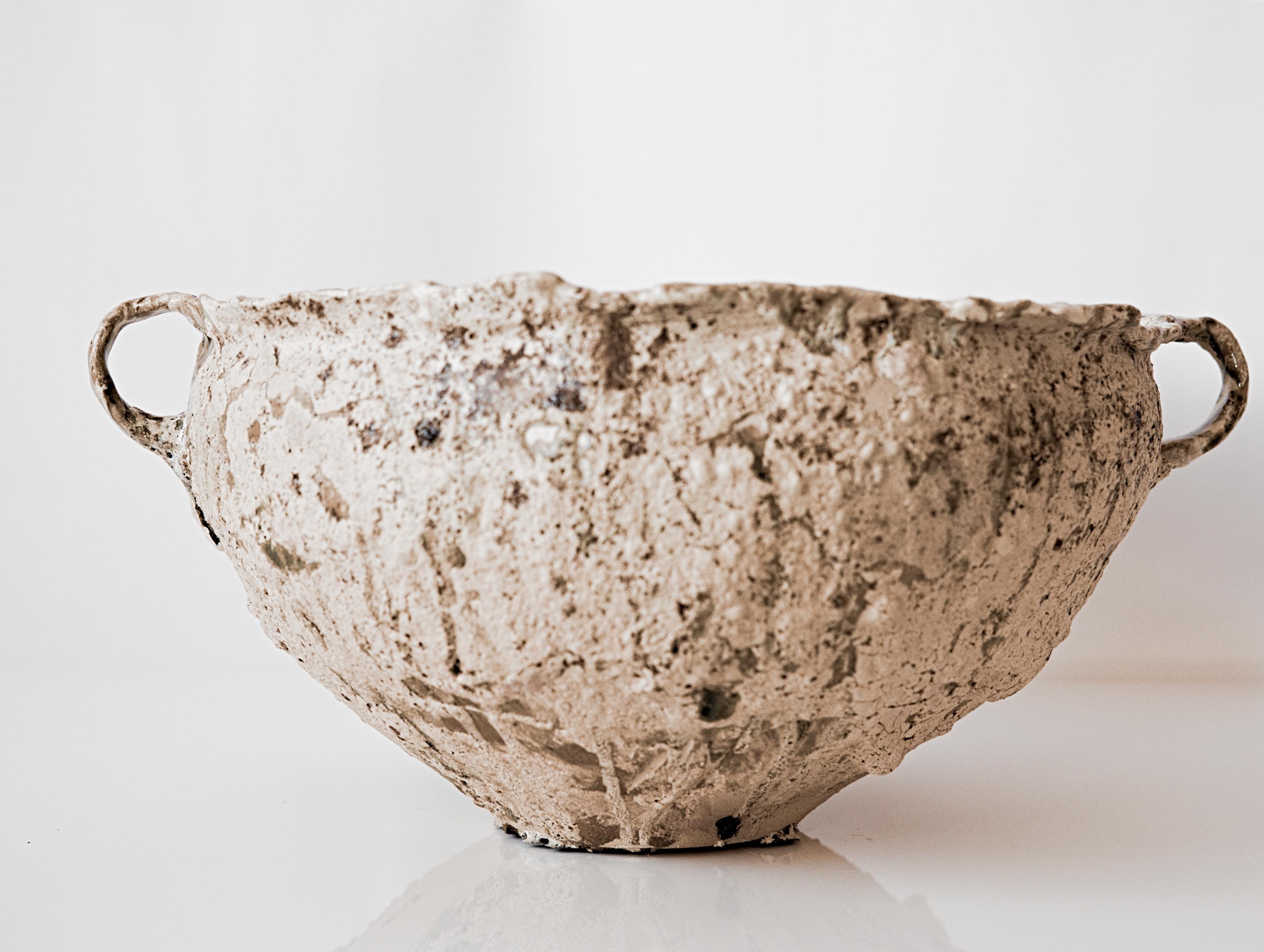 Descubre el Cuenco bajo de gres para macetas Relics, el cuenco de gran tamaño perfecto para utilizar en cualquier lugar, especialmente en la isla de la cocina. Esta exquisita pieza está hecha a mano con arcilla de gres y adornada con un esmalte