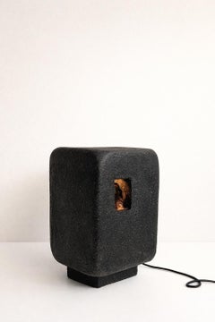 Stonhenge 2 di Kalou Dubus, gres nero in ceramica, scultura unica e leggera