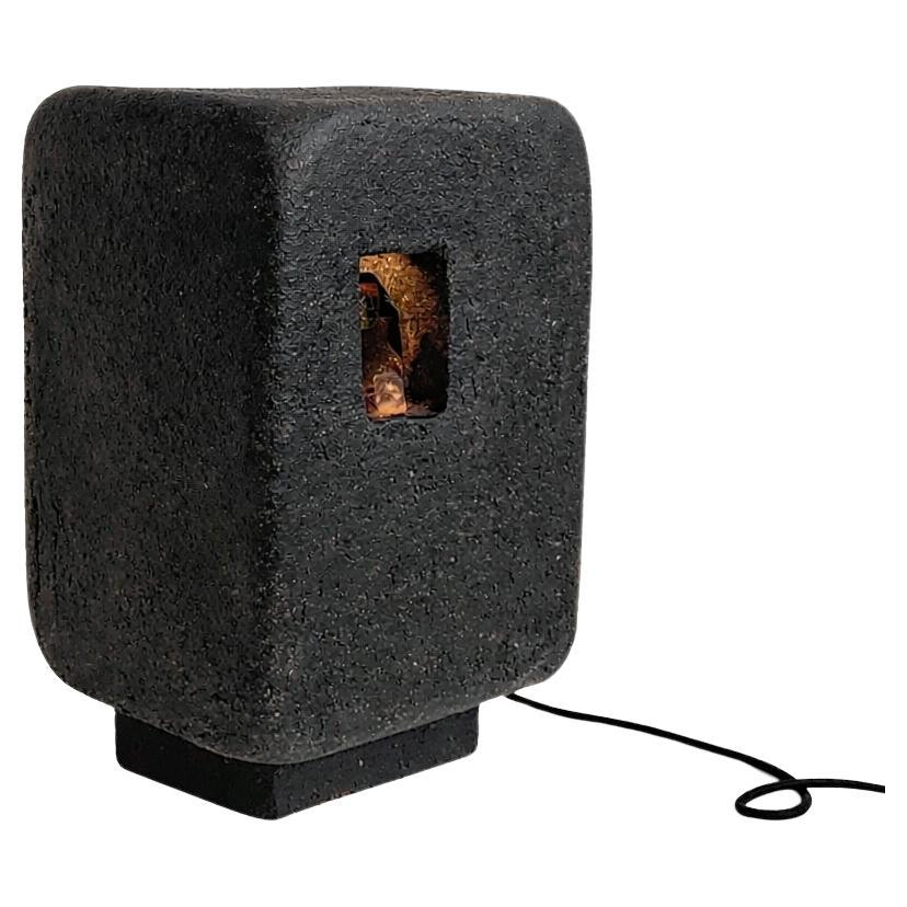 Stonhenge 2 von Kalou Dubus, Schwarzes Steingut Keramik, Einzigartige Leuchtskulptur im Angebot
