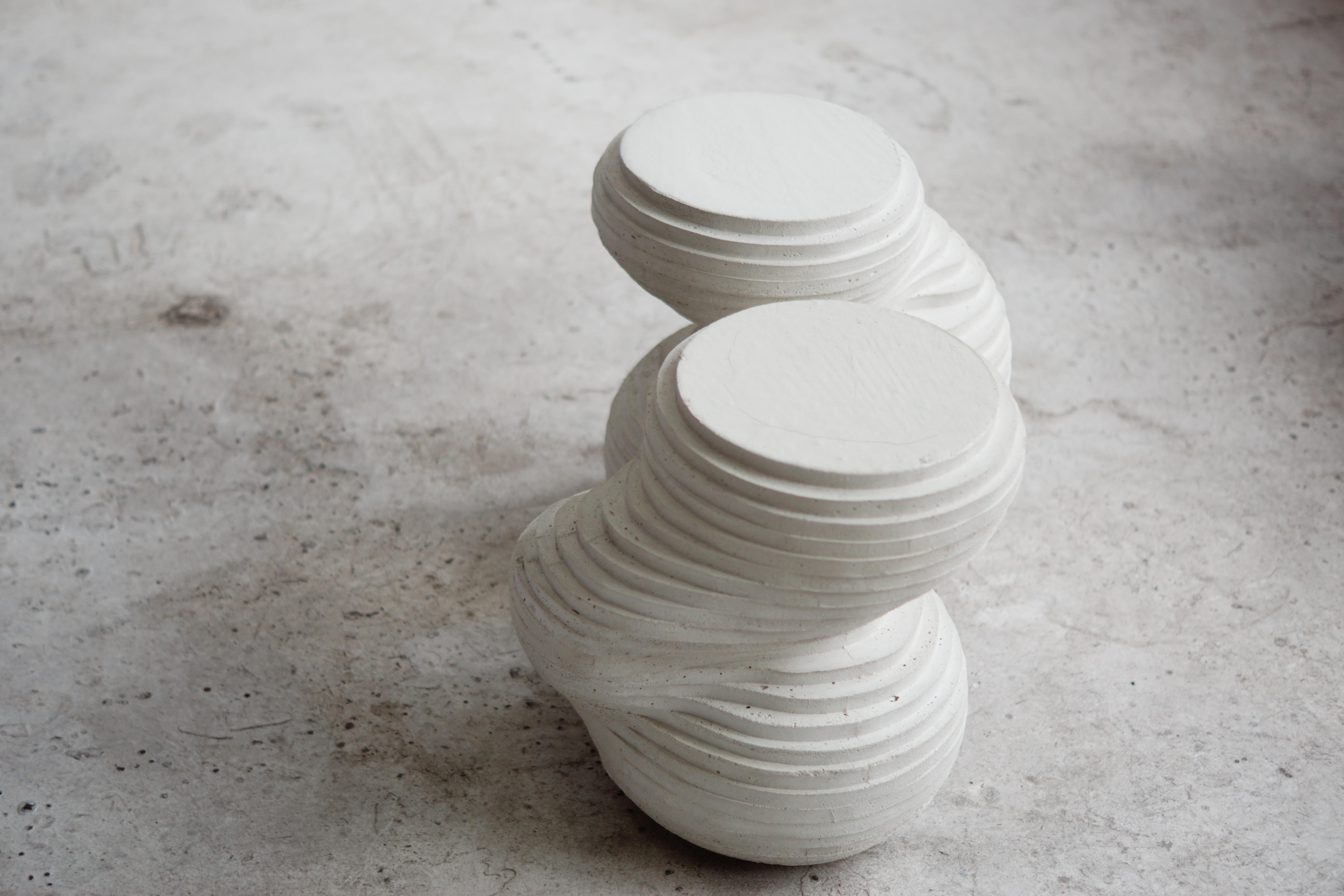 Tabouret moulé à la main qui peut être utilisé comme siège, comme table d'appoint ou comme objet sculptural. La surface est d'environ 11 m². Il peut être utilisé à l'intérieur et à l'extérieur.  

À la croisée de l'art, de l'artisanat et du design,