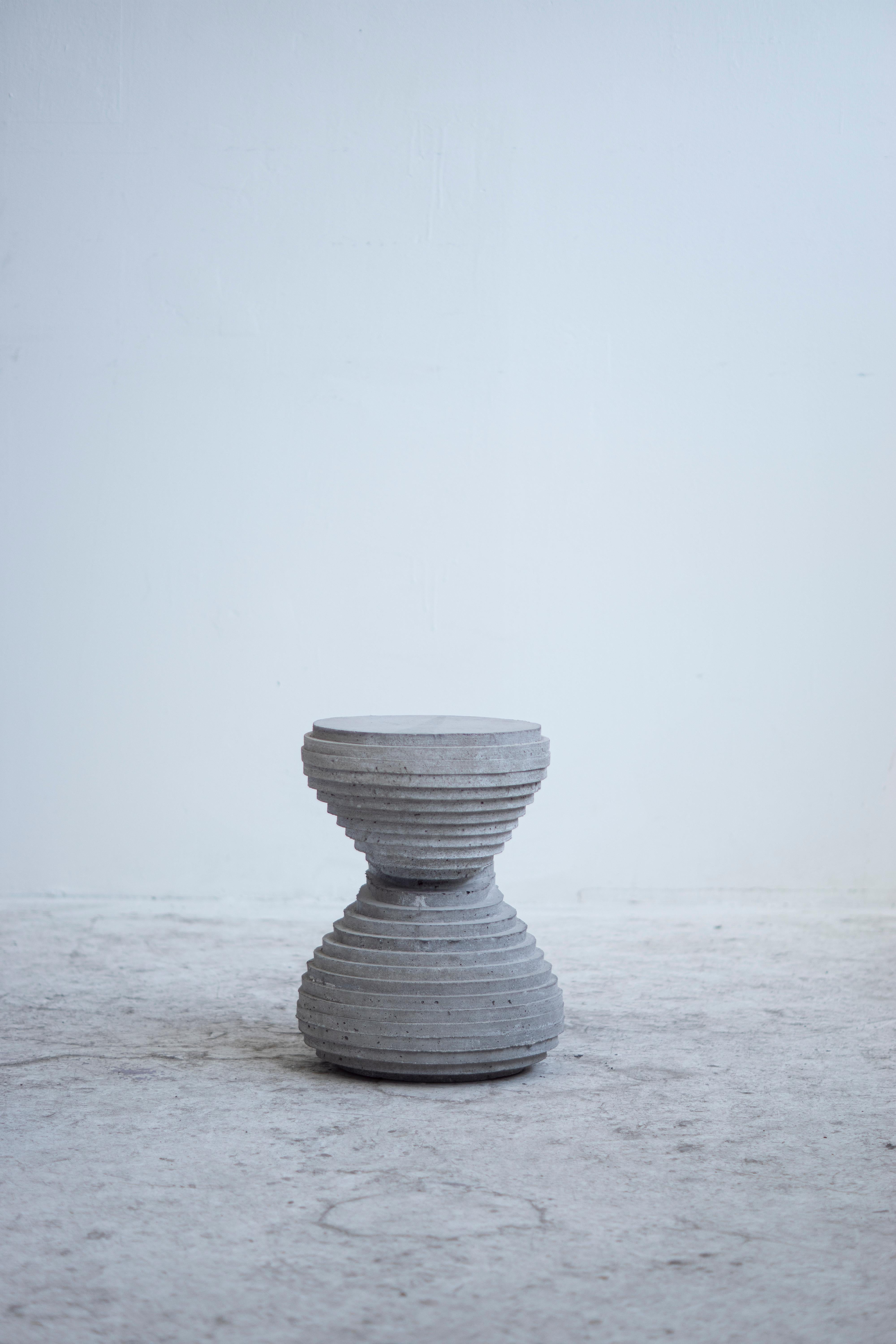 Taburete fundido a mano que puede utilizarse para sentarse, como mesa auxiliar o como objeto escultórico. Para uso en interiores y exteriores.

En la intersección del arte, la artesanía y el diseño, la primera colección de muebles y accesorios