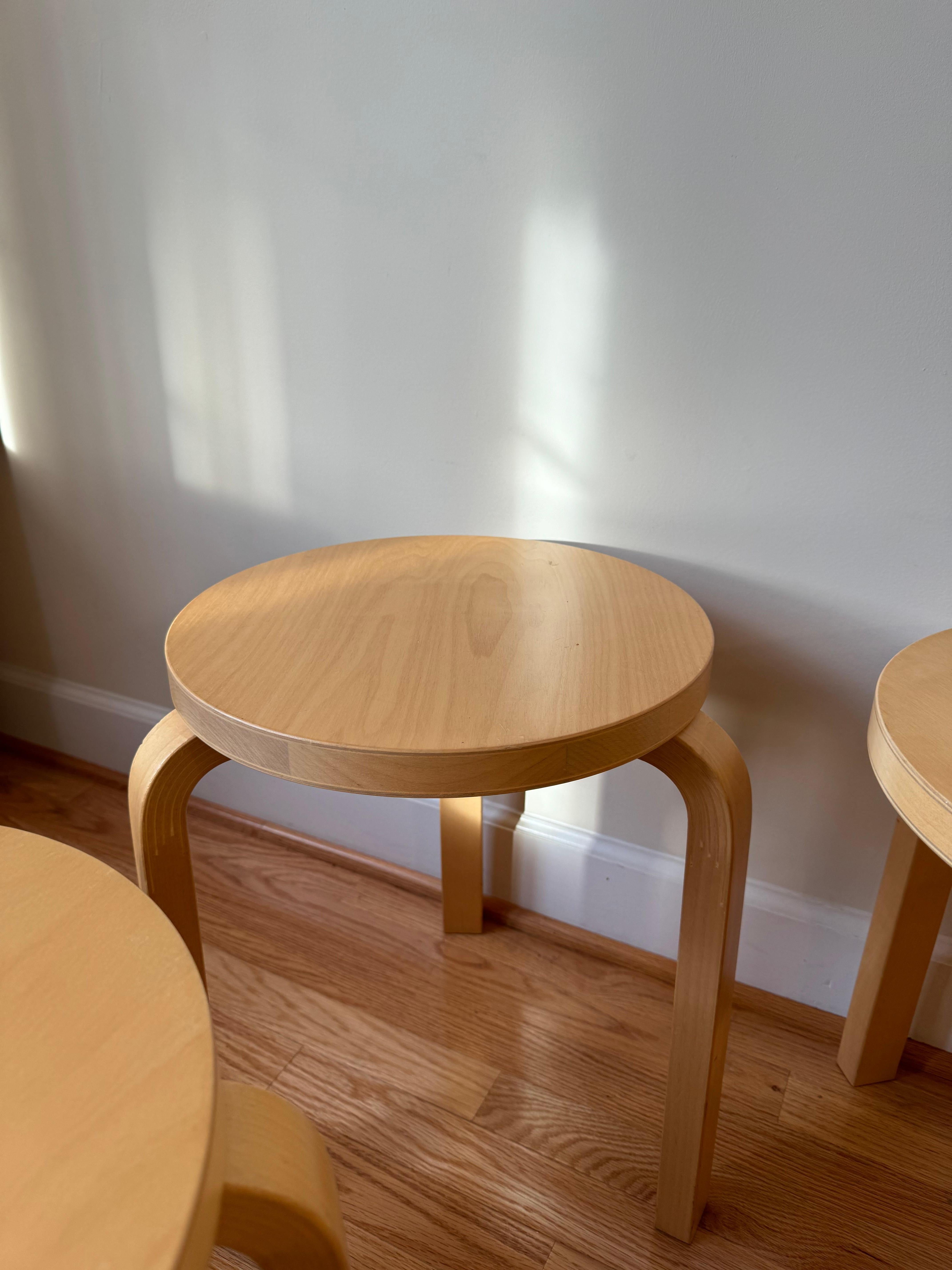 Tabouret 60 d'Alvar Aalto pour Artek, modèle d'anniversaire de 80 ans  3