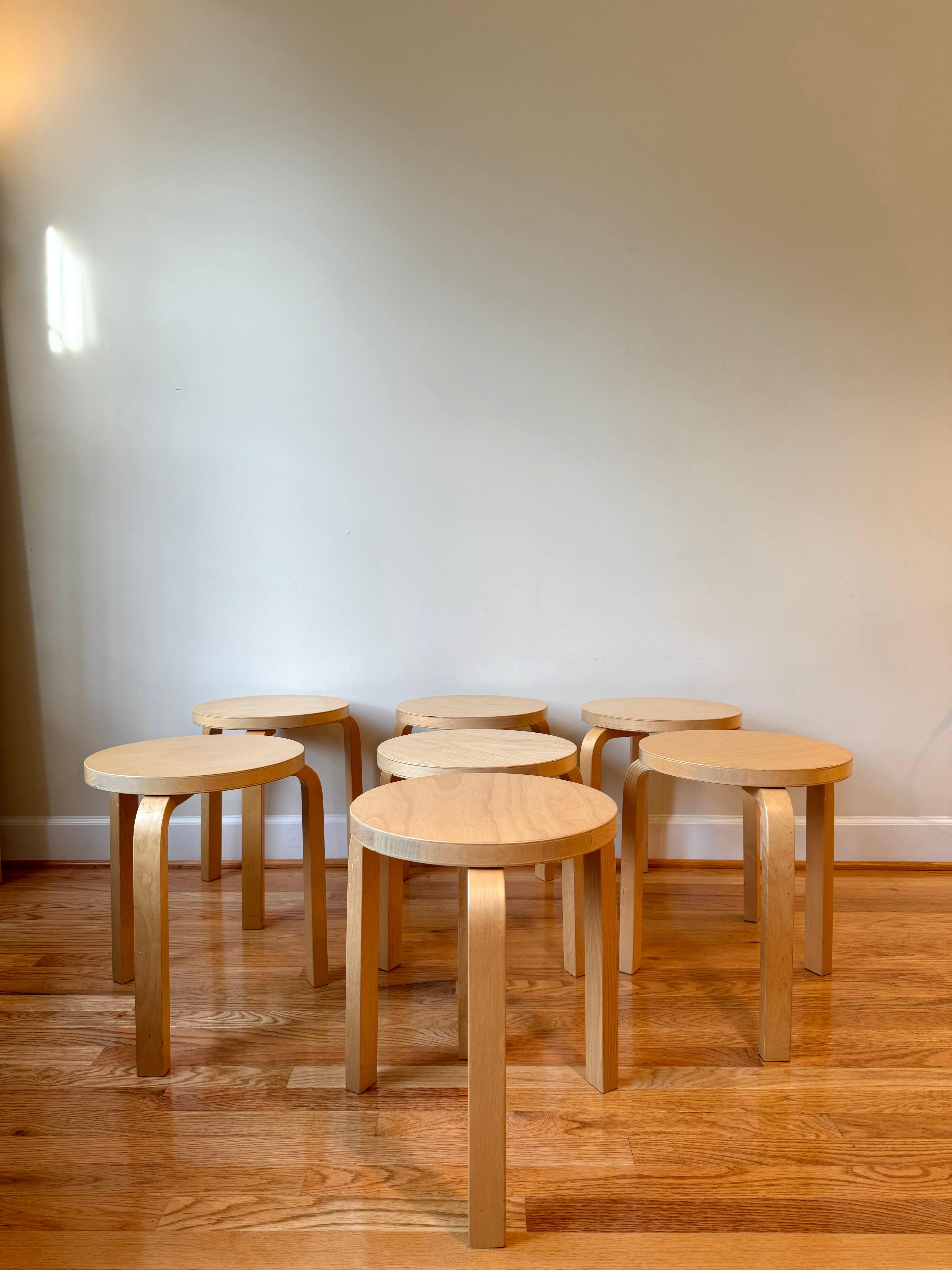 Alvar Aaltos ikonischer Hocker 60 ist das elementarste aller Möbelstücke und eignet sich gleichermaßen als Sitzgelegenheit, Tisch, Ablage oder Ausstellungsfläche. Das aus den Idealen der Moderne und der finnischen Innovation hervorgegangene