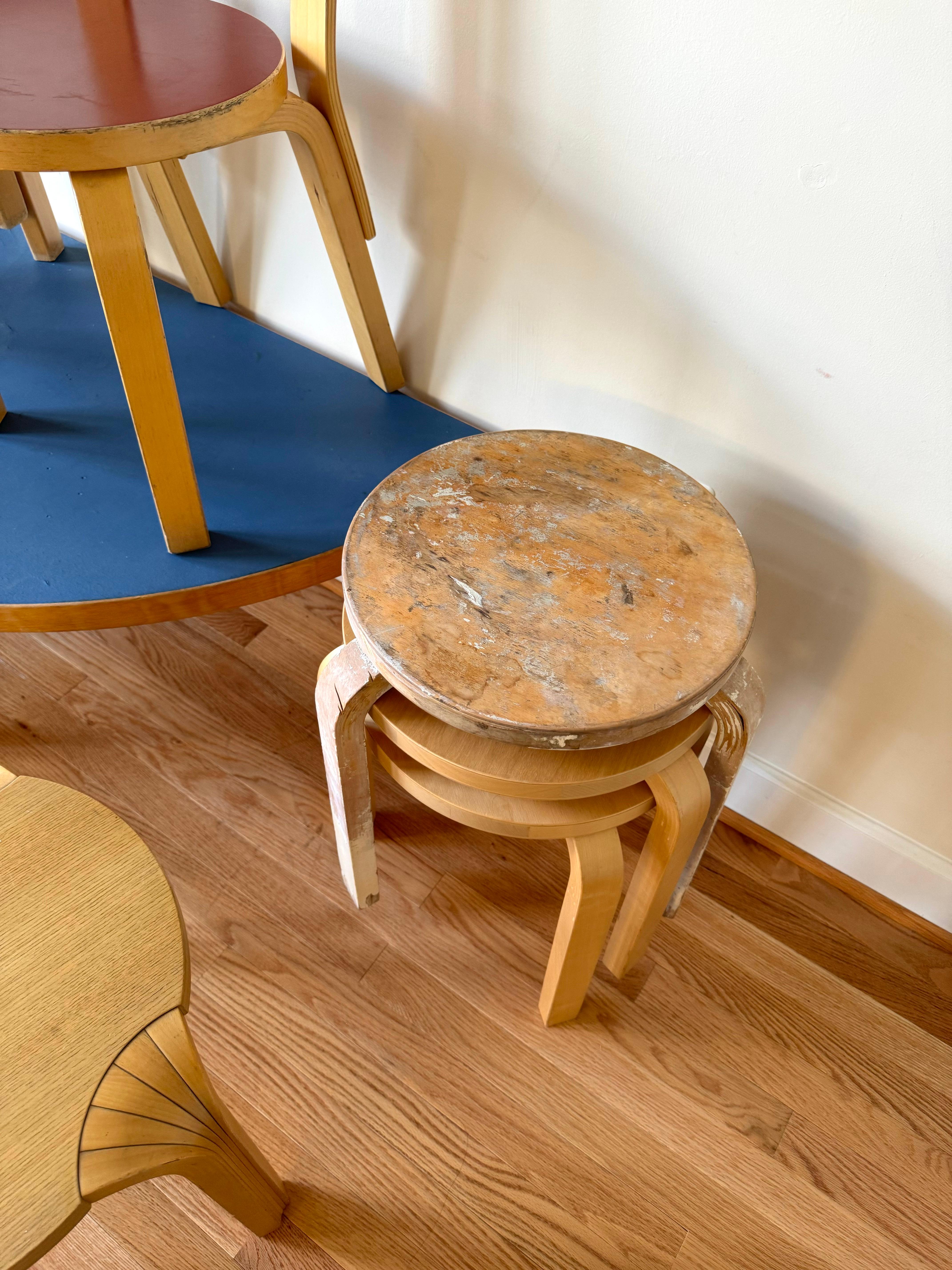 Sgabello 60 con seduta a incastro di Alvar Aalto per Artek (anni '50) in vendita 5