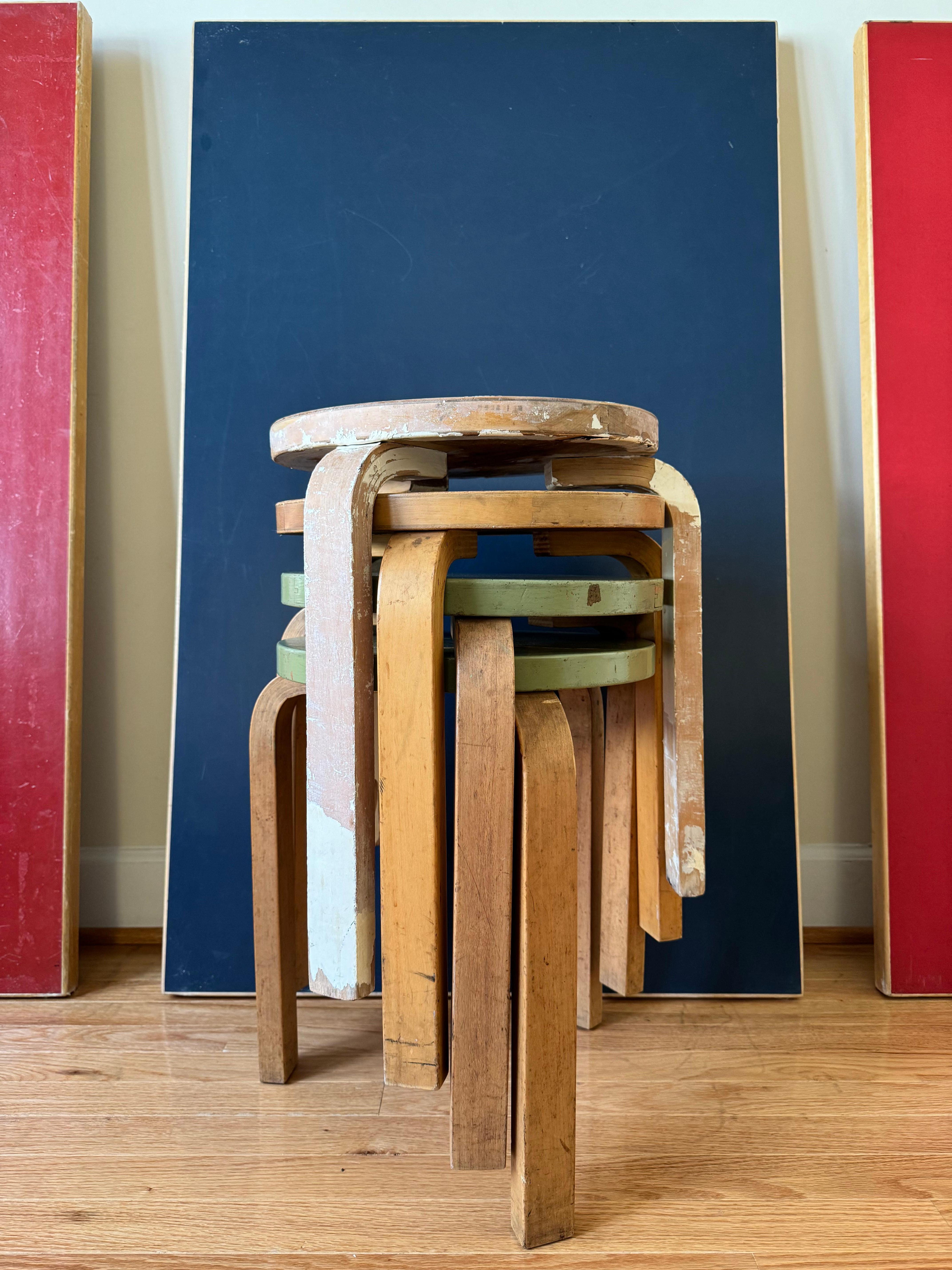 Sgabello 60 con seduta a incastro di Alvar Aalto per Artek (anni '50) in vendita 6