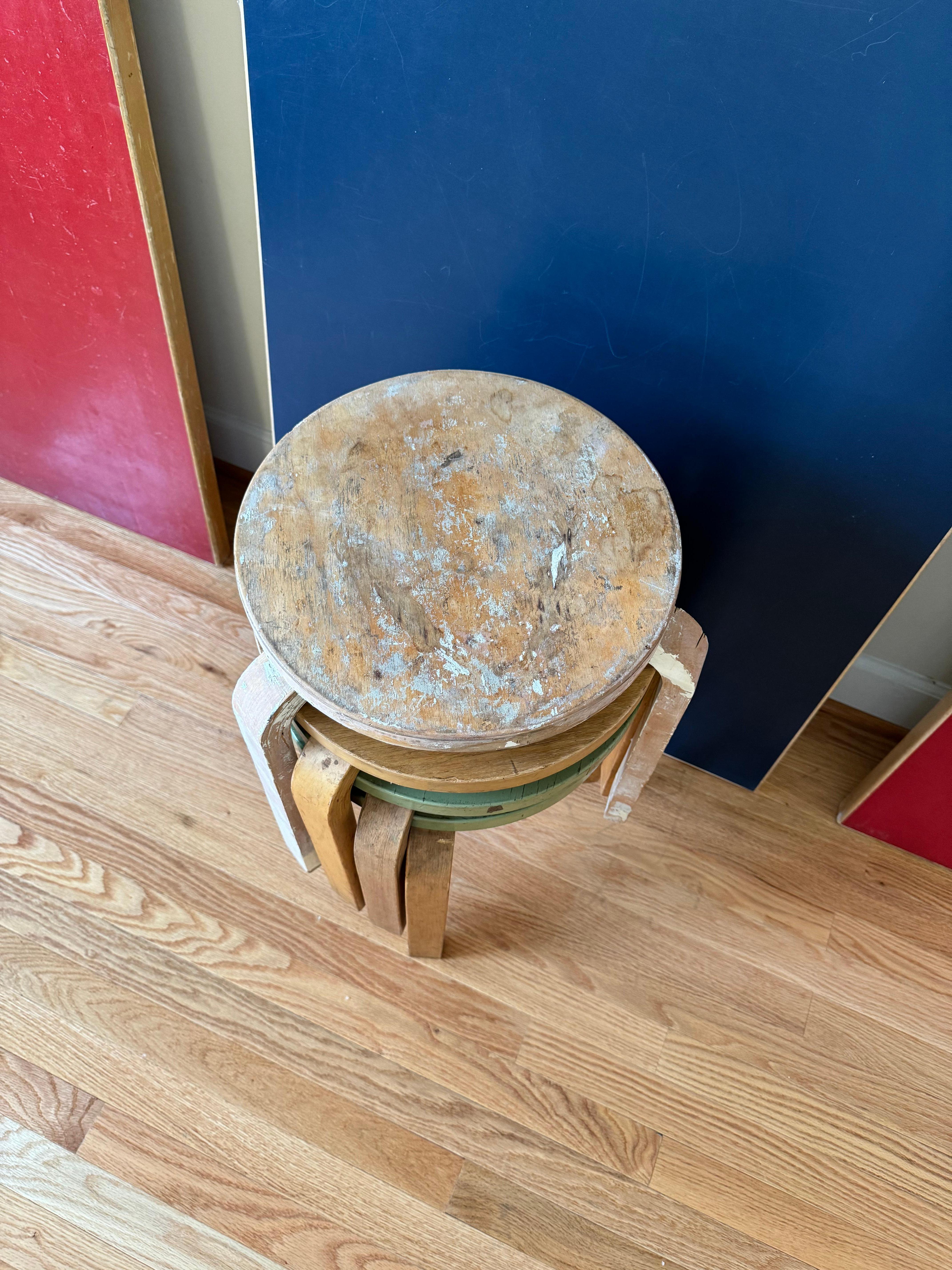 Sgabello 60 con seduta a incastro di Alvar Aalto per Artek (anni '50) in vendita 7