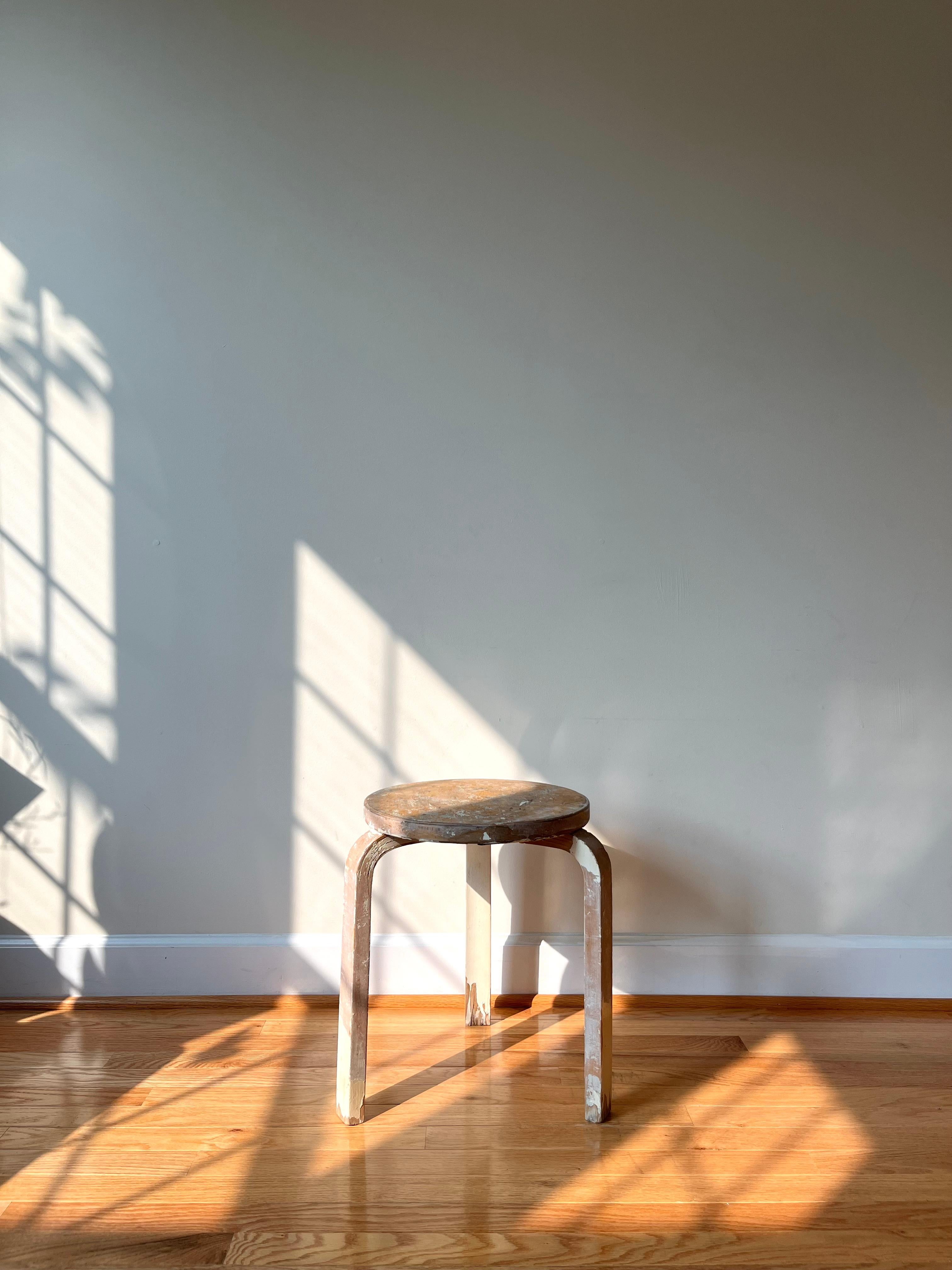 L'iconico Sgabello 60 di Alvar Aalto è il più elementare dei mobili, adatto sia come seduta che come tavolo, contenitore o superficie espositiva. 

Nata dagli ideali modernisti e dall'innovazione finlandese, la sua grande eredità e la sua continua