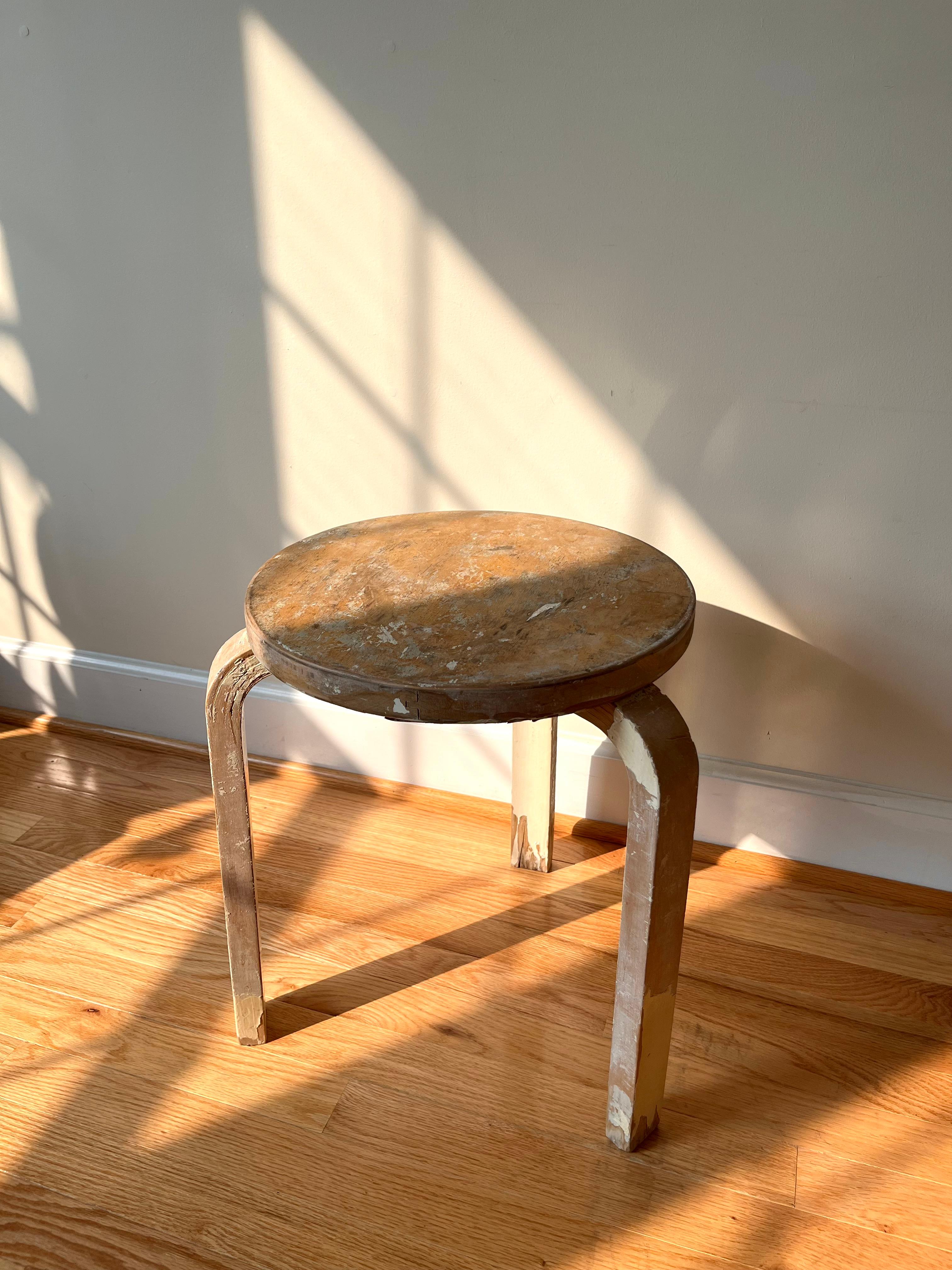 Mid-Century moderno Sgabello 60 con seduta a incastro di Alvar Aalto per Artek (anni '50) in vendita