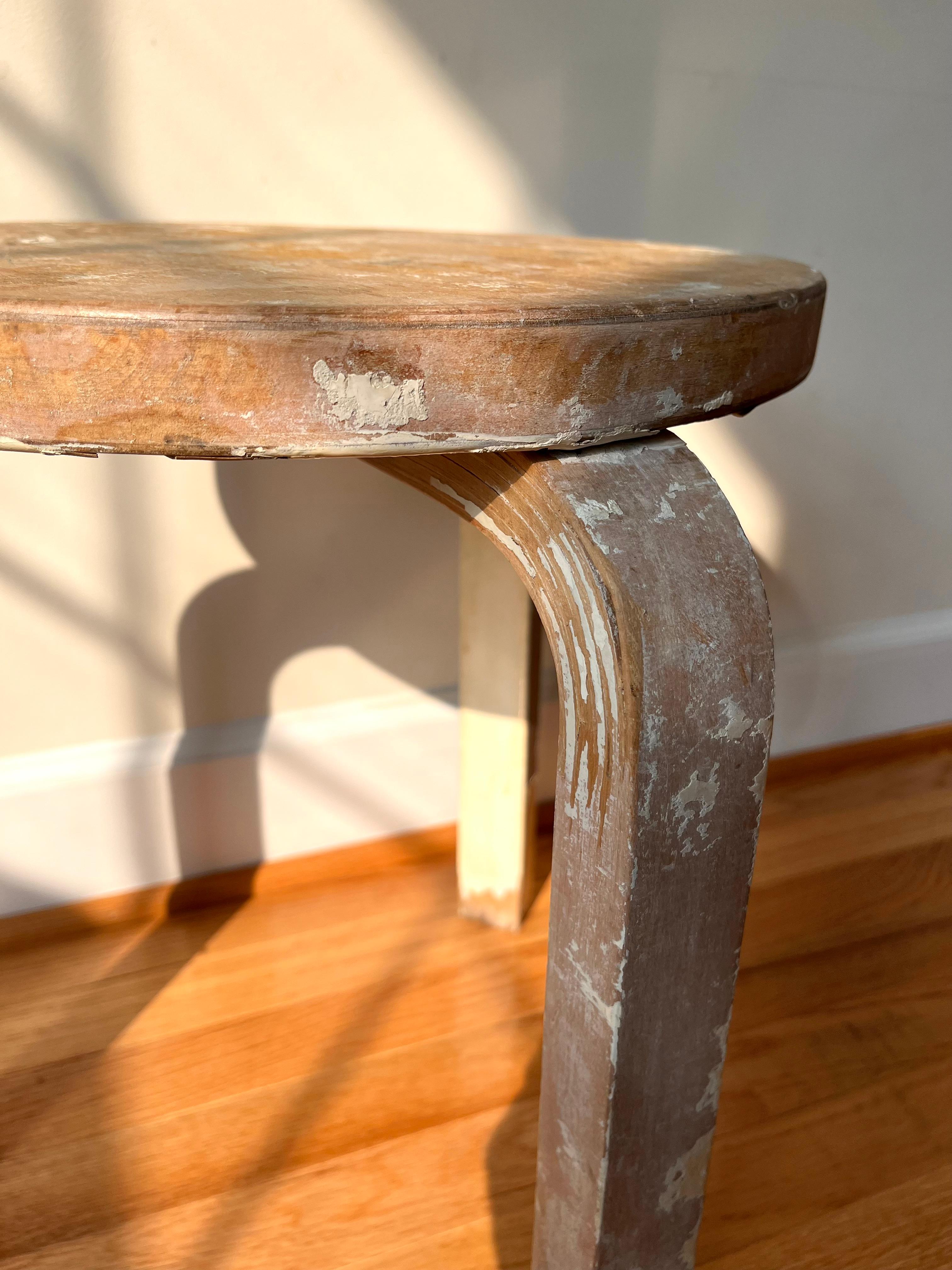 Sgabello 60 con seduta a incastro di Alvar Aalto per Artek (anni '50) In condizioni deteriorate in vendita a Centreville, VA
