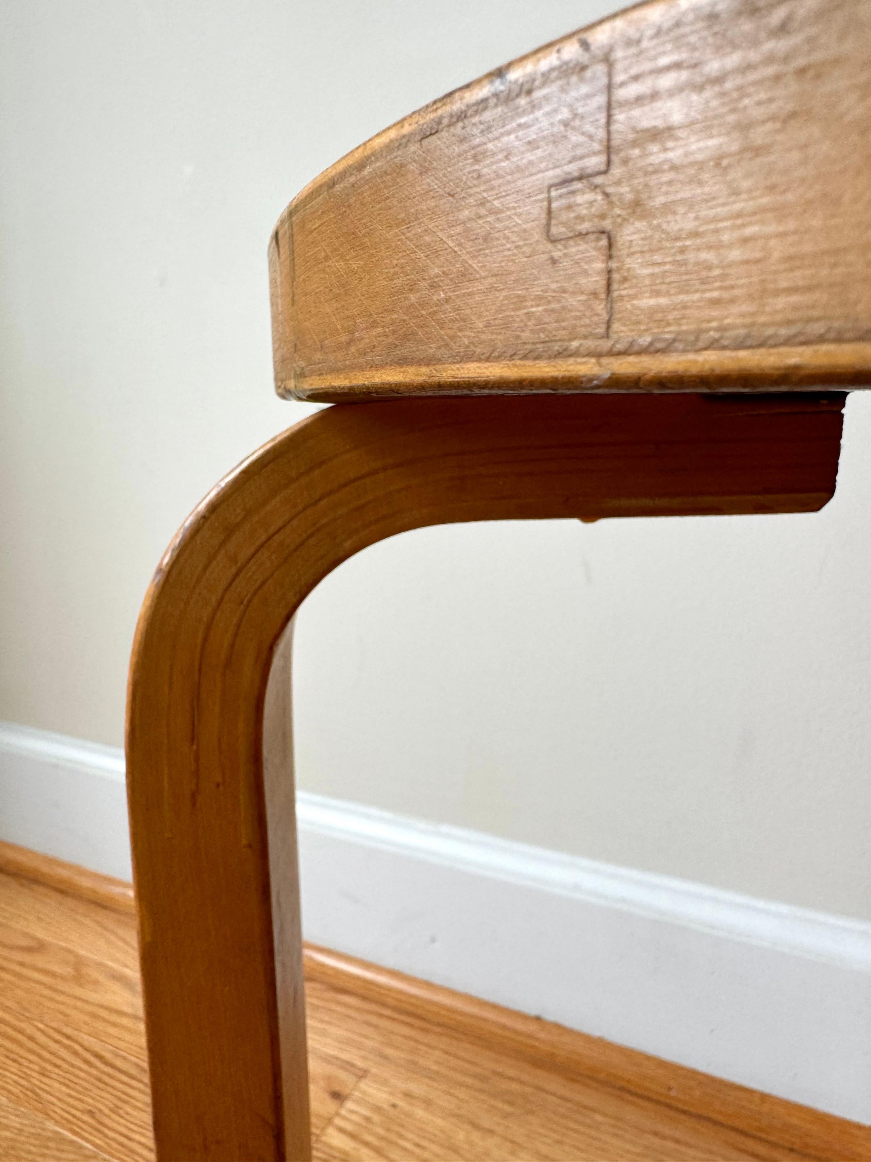 Stool 60 with finger joint seat by Alvar Aalto for Artek, 1960s In Fair Condition For Sale In Centreville, VA