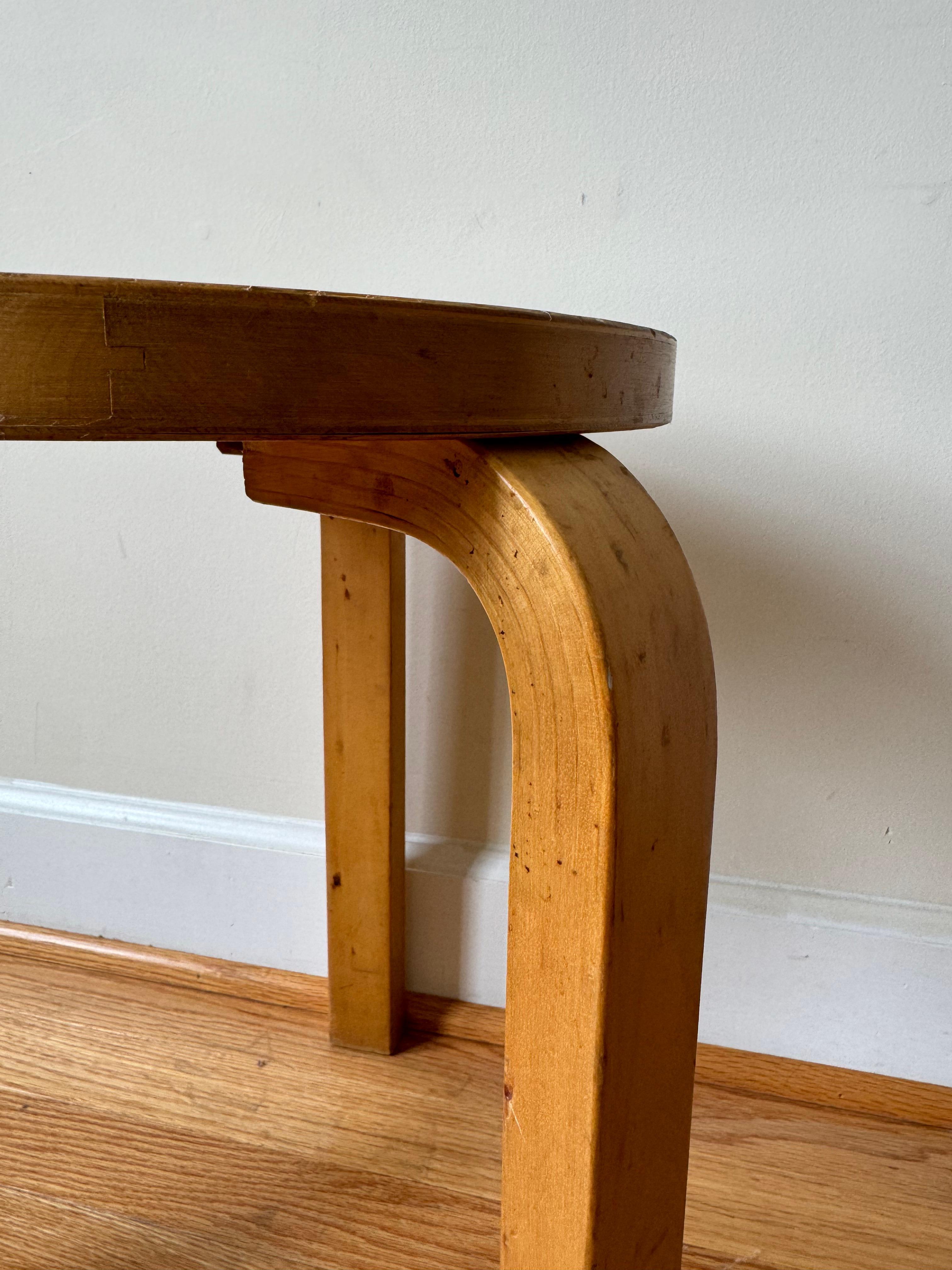 Bentwood Stool 60 with finger joint seat by Alvar Aalto for Artek, 1960s For Sale
