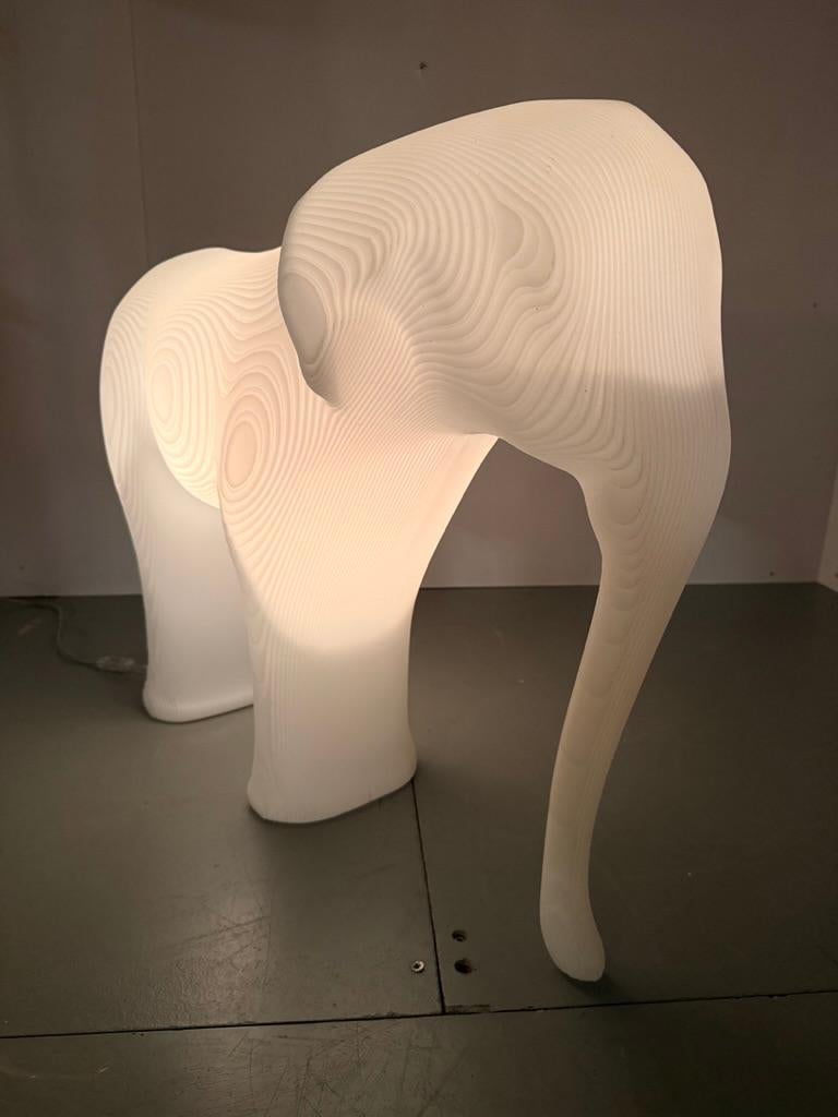 Low-res Elephant è uno sgabello, una lampada e un oggetto decorativo giocoso allo stesso tempo. Progettato da Richard Hutten nel 2008 per il rinomato produttore olandese Gispen. Progettato originariamente per un ufficio. 

Questo design giocoso