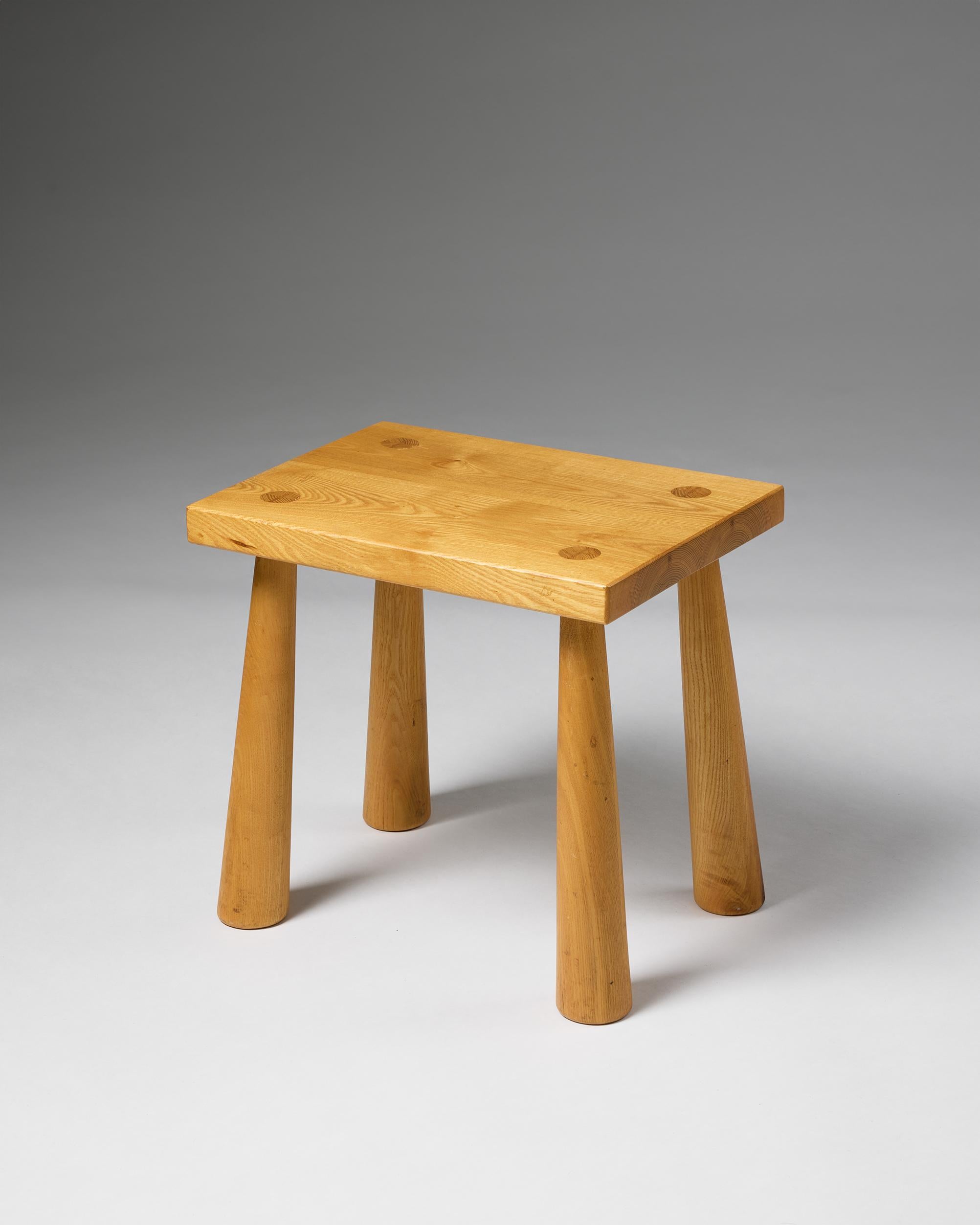 Roble. 
Altura: 33 cm/ 13