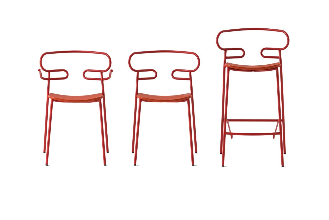La collection de chaises Genoa, du jeune et talentueux designer Cesare Ehr, comprenant un tabouret et une chaise avec accoudoirs, est également disponible en version extérieure. L'élément distinctif est le dossier 