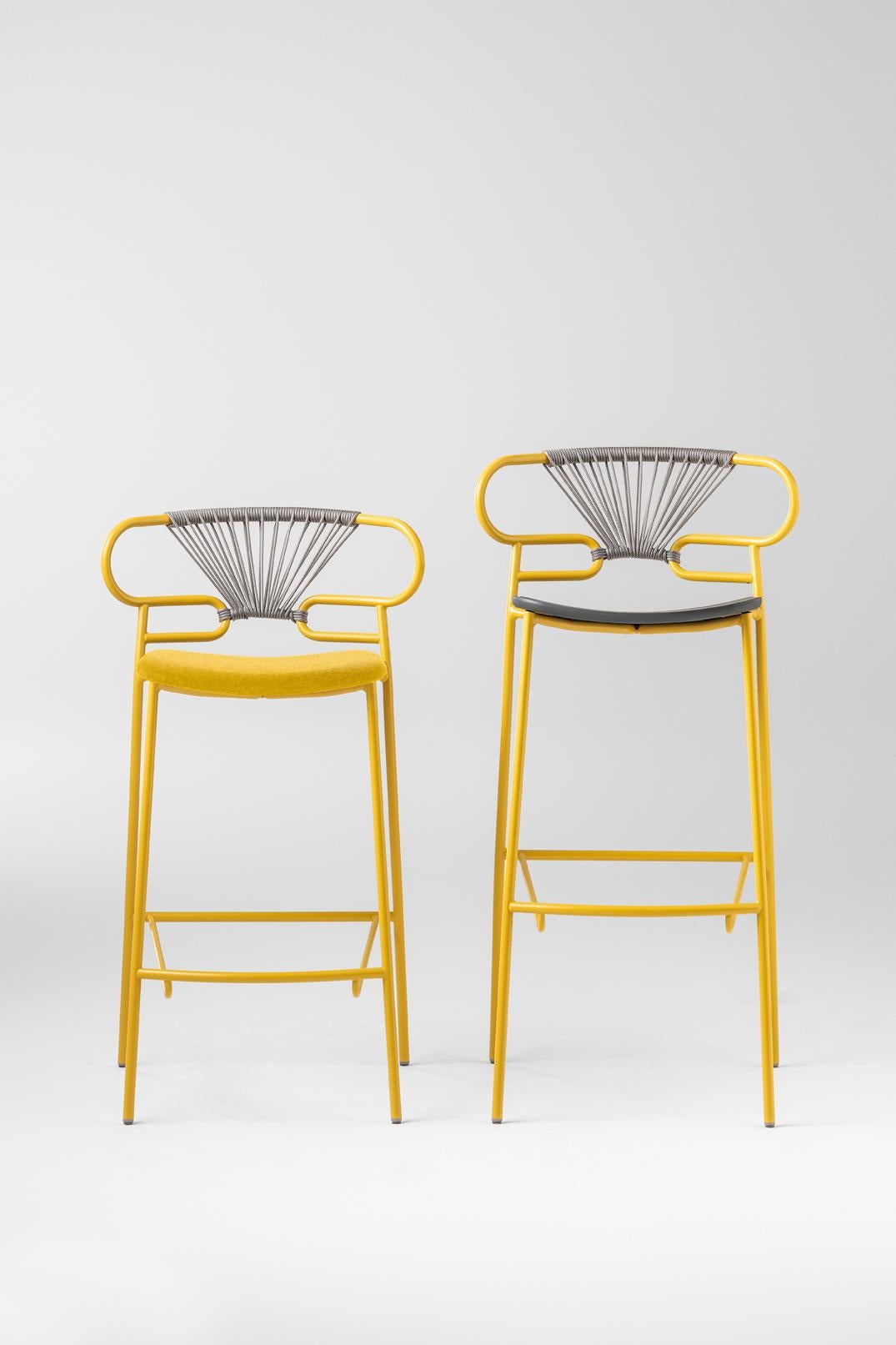 La collection de chaises Genoa, du jeune et talentueux designer Cesare Ehr, comprenant un tabouret et une chaise avec accoudoirs, est également disponible en version extérieure. L'élément distinctif est le dossier 