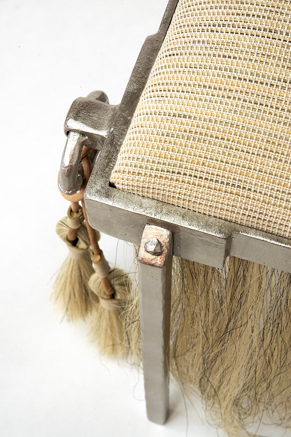 Tabouret/banc moderne médiéval fait à la main en fer, crin de cheval et textile tissé avec pompon à franges en vente 4