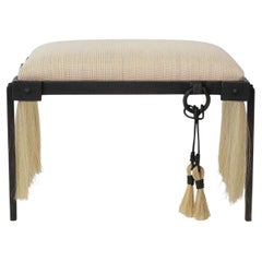 Tabouret/banc moderne médiéval fait à la main en fer, crin de cheval et textile tissé avec pompon à franges