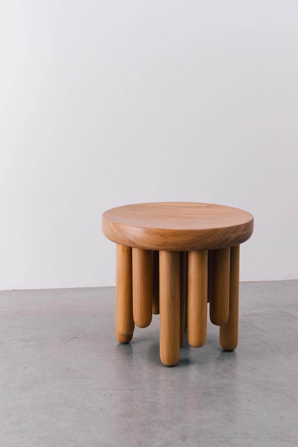 Brésilien Collection Benta, Tabouret en bois Contemporary Angelim en vente