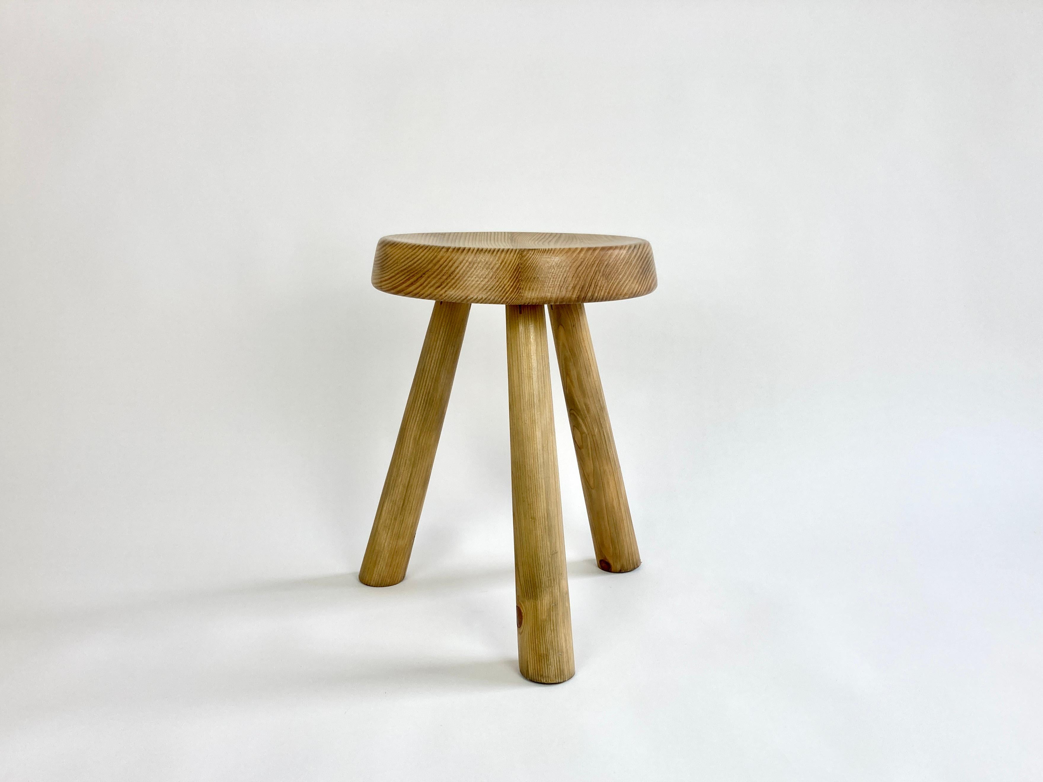 Pine tripod stool by Charlotte Perriand, circa 1960. 

Sourced from Les Arcs, France.

Great condition, the wood has a lovely tone. No damage, no old repairs, age related signs of use as pictured.

Dimensions (cm): 44 height, seat diameter