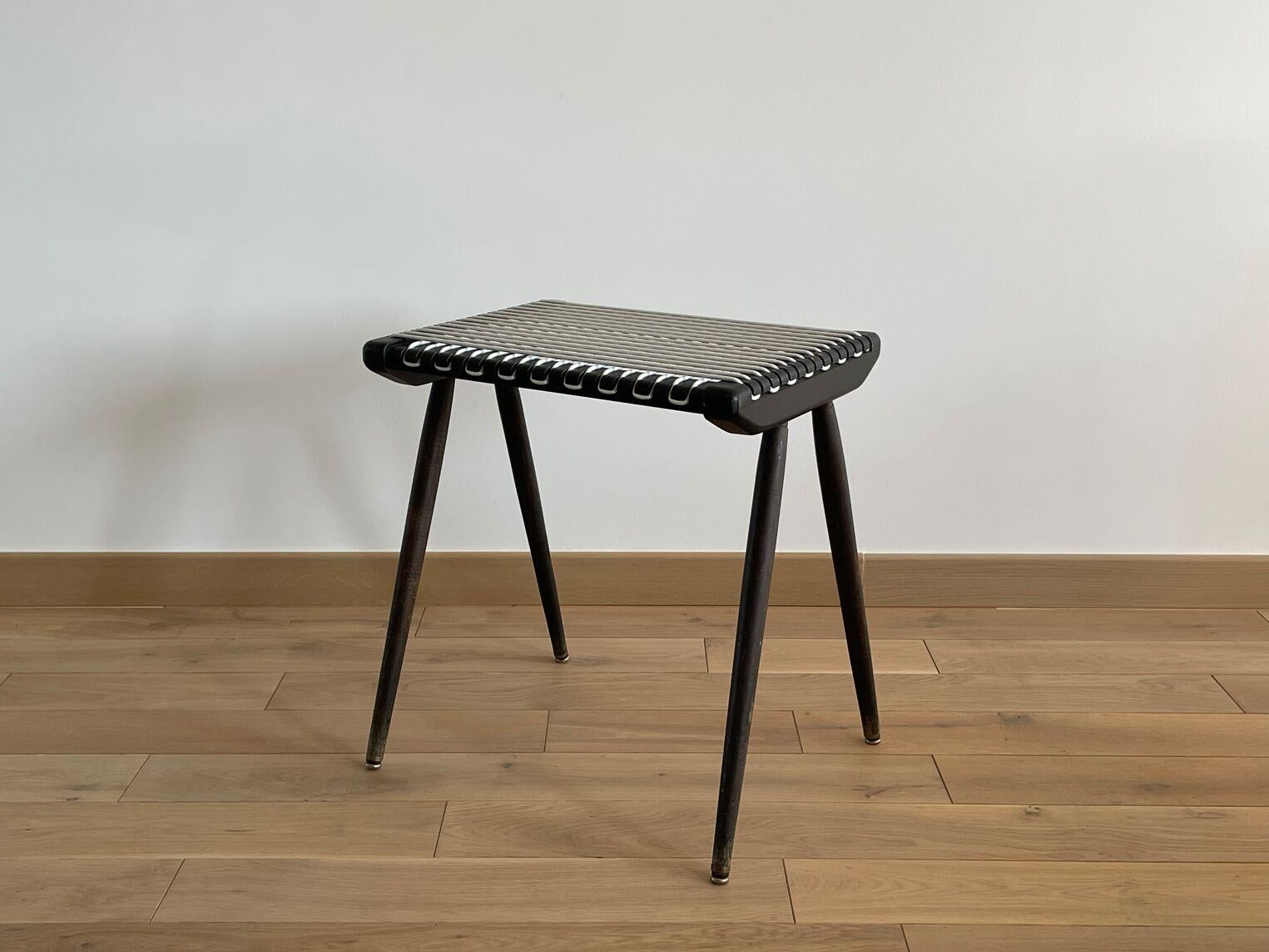 Taburete o mesa auxiliar de Georges Tigien de los años 50. Estructura de haya negra y asiento de alambre de plástico llamado 