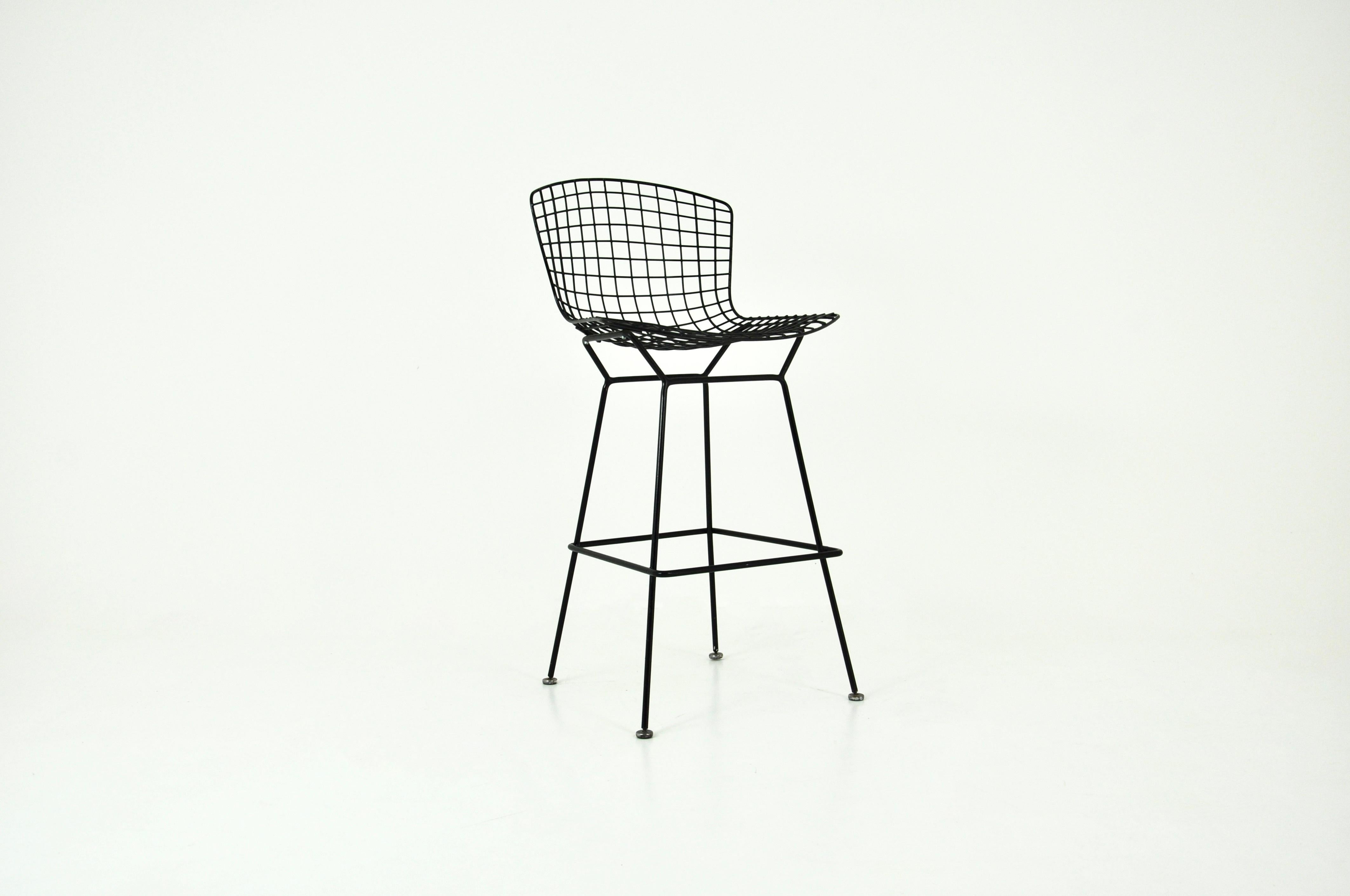 Schwarzer Metallhocker, entworfen von Harry Bertoia. Sitzhöhe 77 cm. Abnutzung durch die Zeit und das Alter des Stuhls.
Für den Versand, fragen Sie uns für den besten Preis zu erhalten.