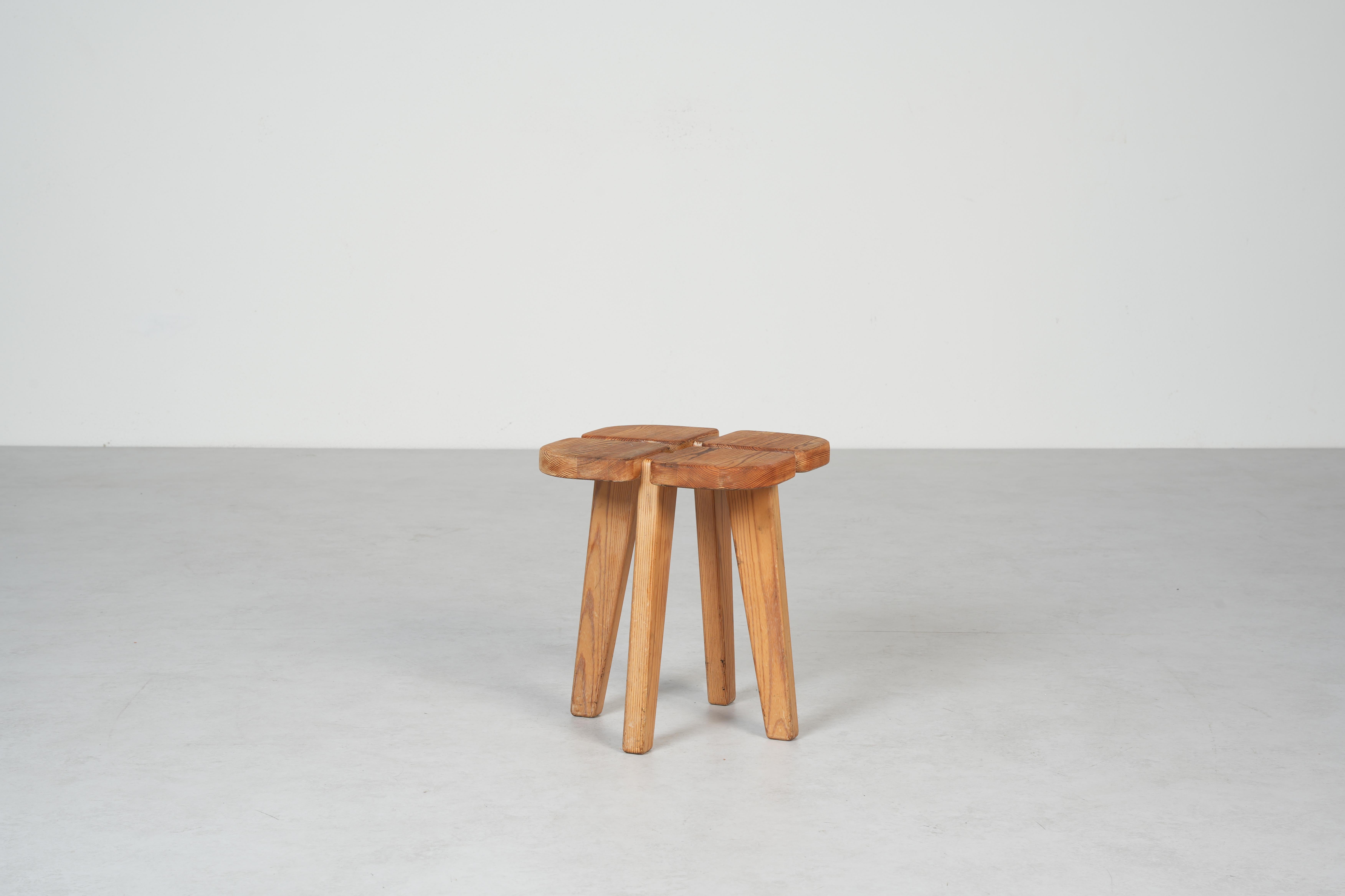Tabouret en pin vintage par Lisa Johansson-Pape - 1960s Scandinavian Design

Ce charmant tabouret en pin est une création originale de la célèbre designer finlandaise Lisa Johansson-Pape, datant des années 1960. Connue pour son sens raffiné des