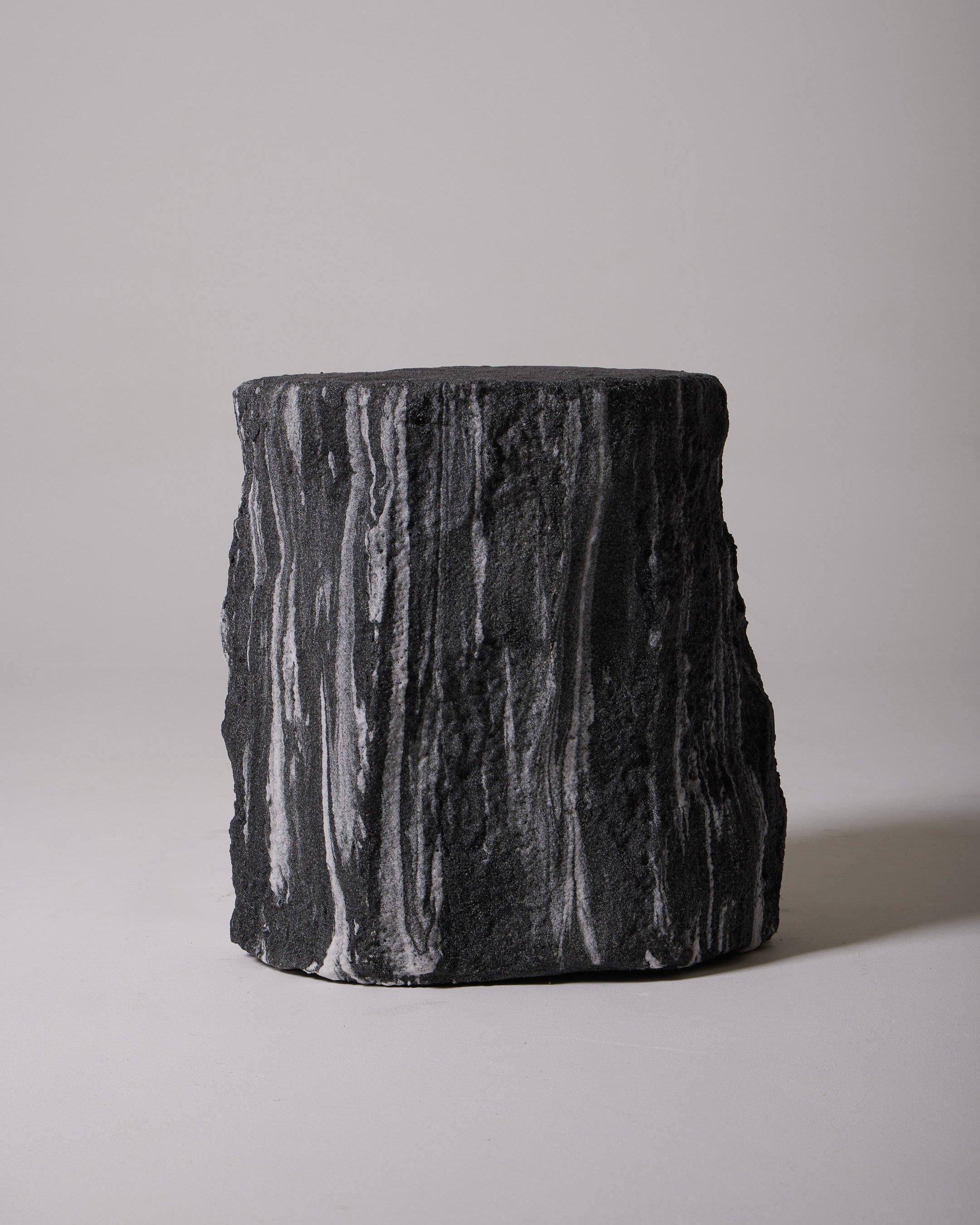 Zylindrischer Hocker des zeitgenössischen französischen Designers Paul Hardy, aus Harz und schwarzem und grauem Stein. Ausgezeichneter Zustand. Dieser Hocker kann auch als Beistelltisch verwendet werden.
DV602