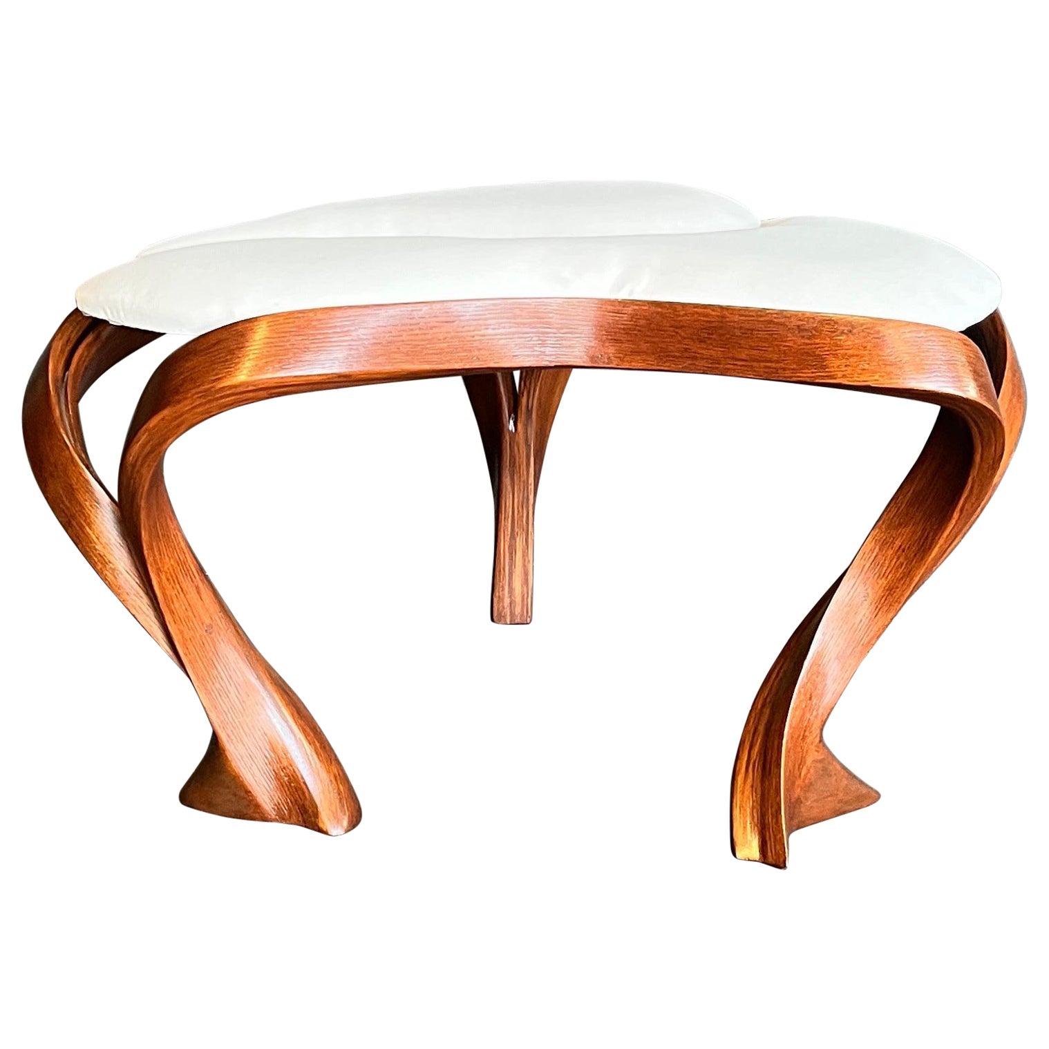 Tabouret de Raka Studio en bois de frêne courbé