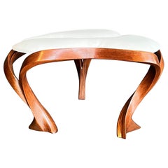 Tabouret de Raka Studio en bois de frêne courbé
