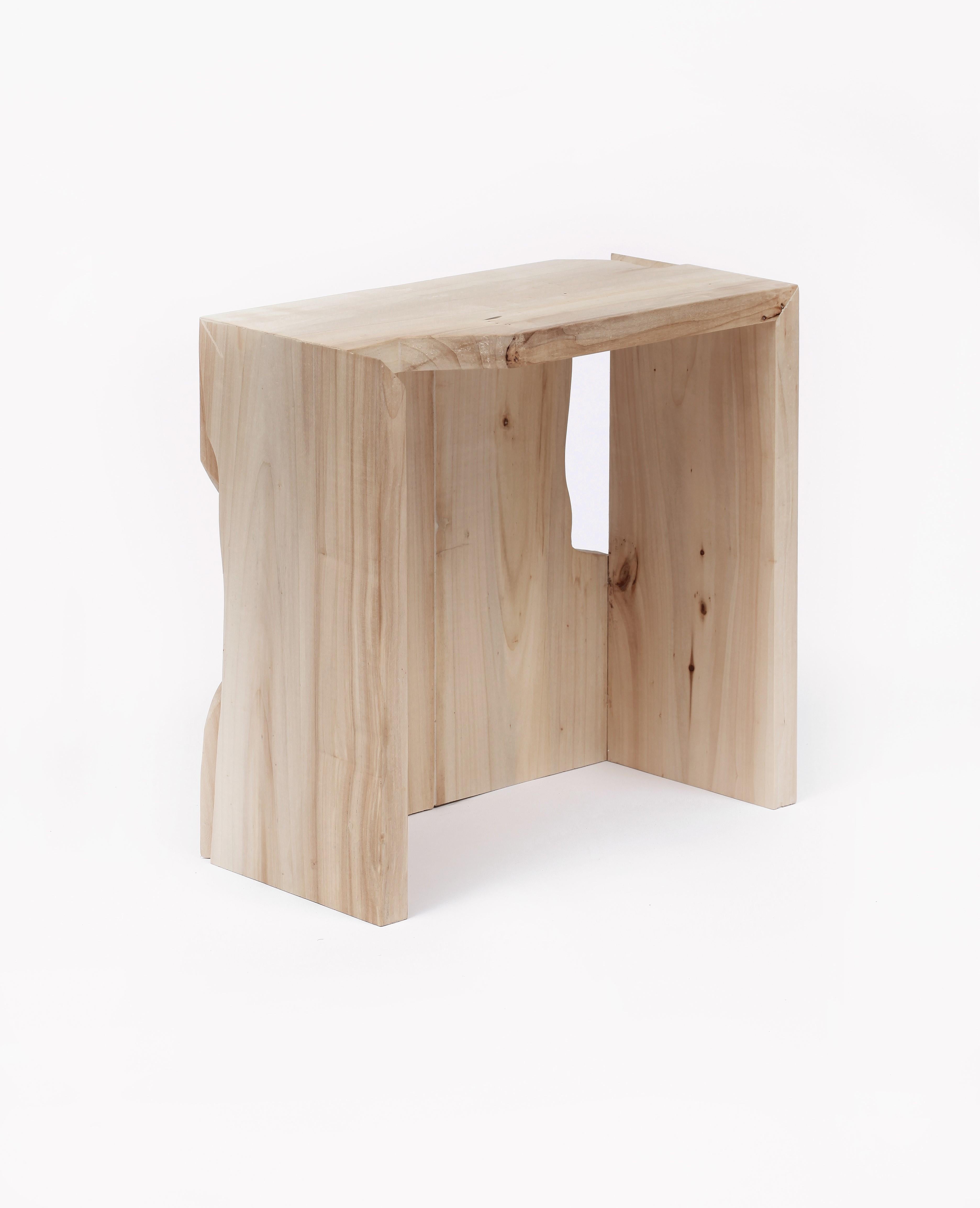 Nouveau tabouret bas en bois fabriqué à la main par le designer Vicent Orts, basé à Valence.
