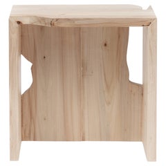 Sgabello basso in legno realizzato artigianalmente con legno di pioppo riutilizzato da Vicent Orts