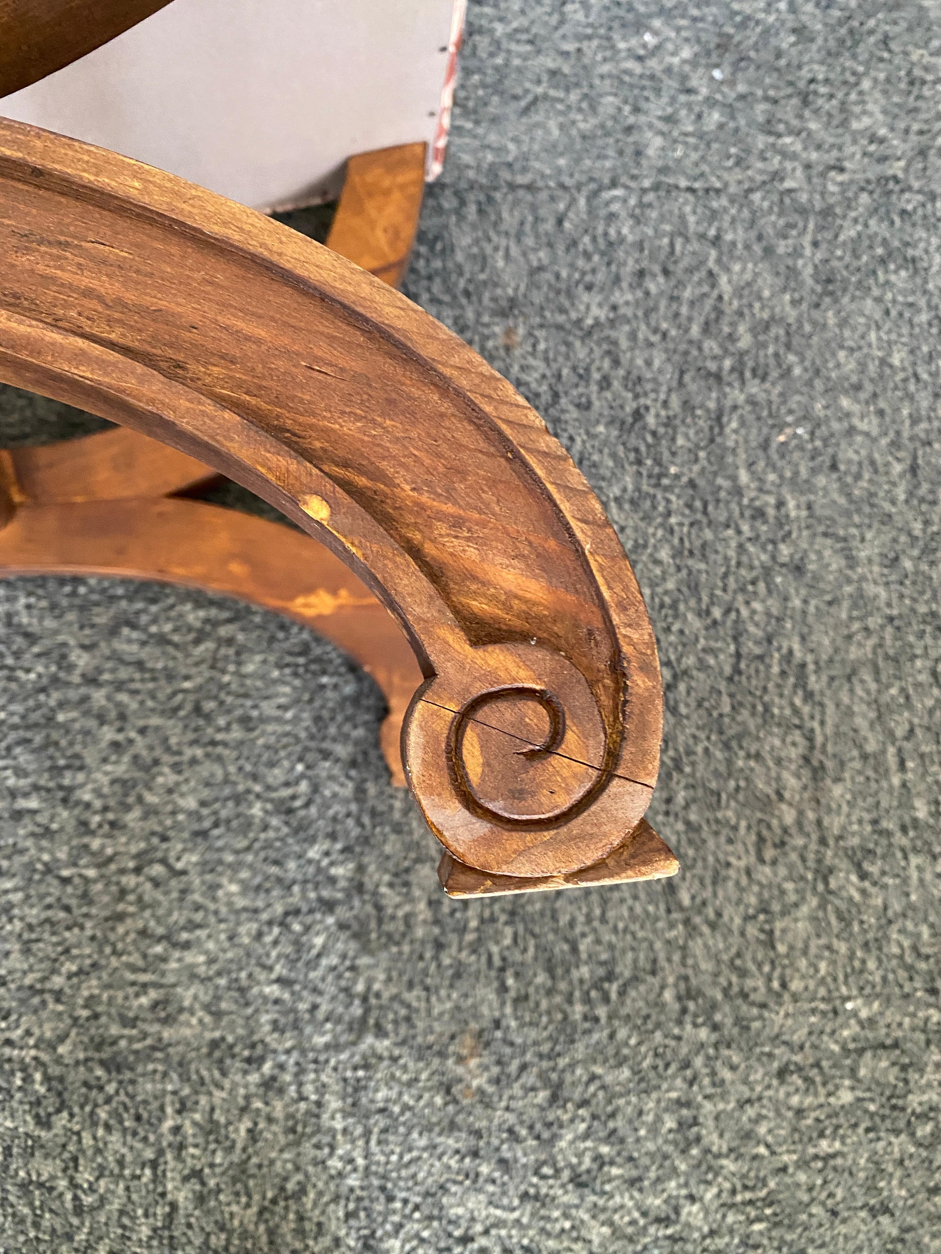 Tabouret circa 1950 en hêtre sculpté en vente 2