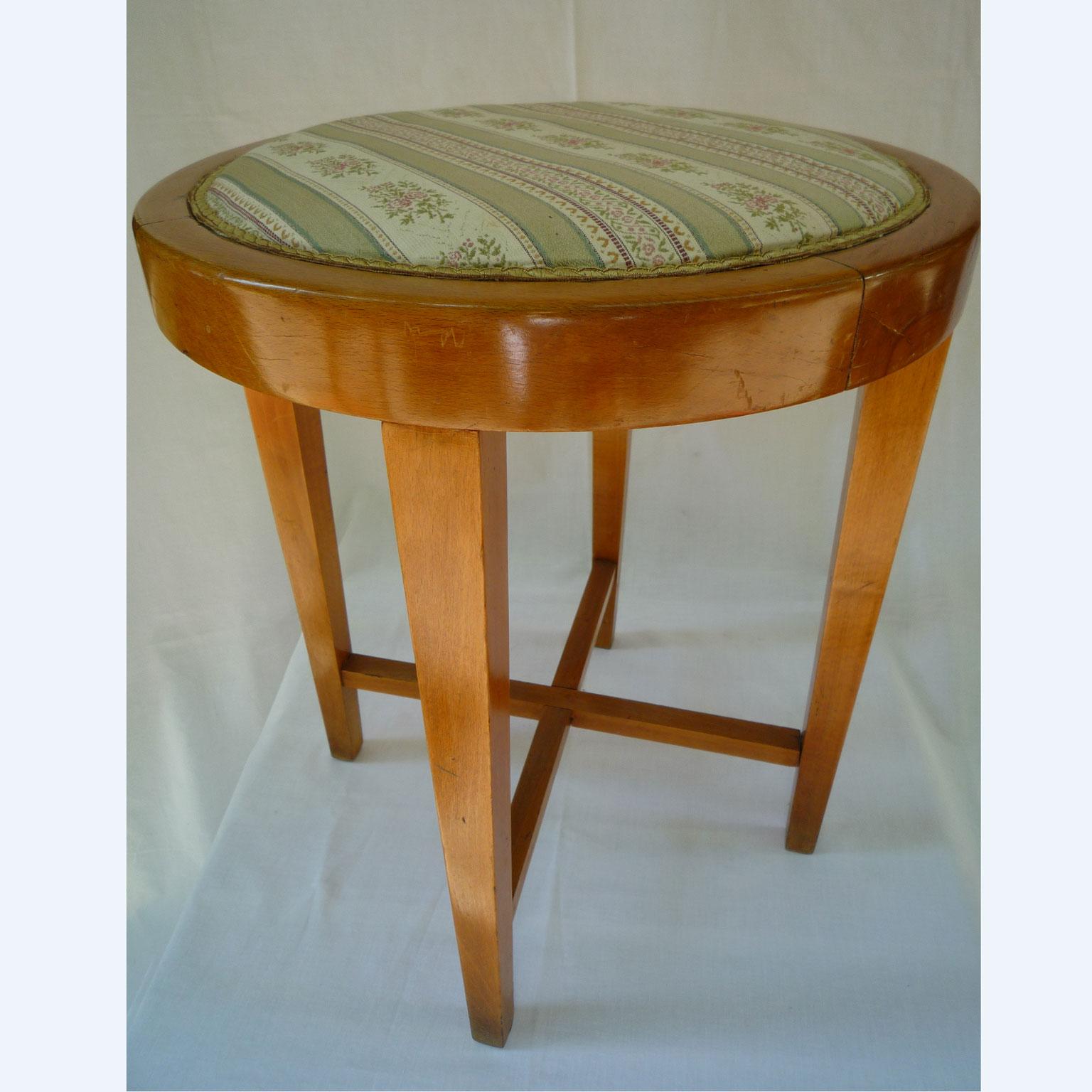 Stool classicism beech
Small stool made of beech stained to cherry, shellac polish. The small seat shows some traces of use, but the condition is such that it can be brought immediately into the well-kept household. The upholstery is still in