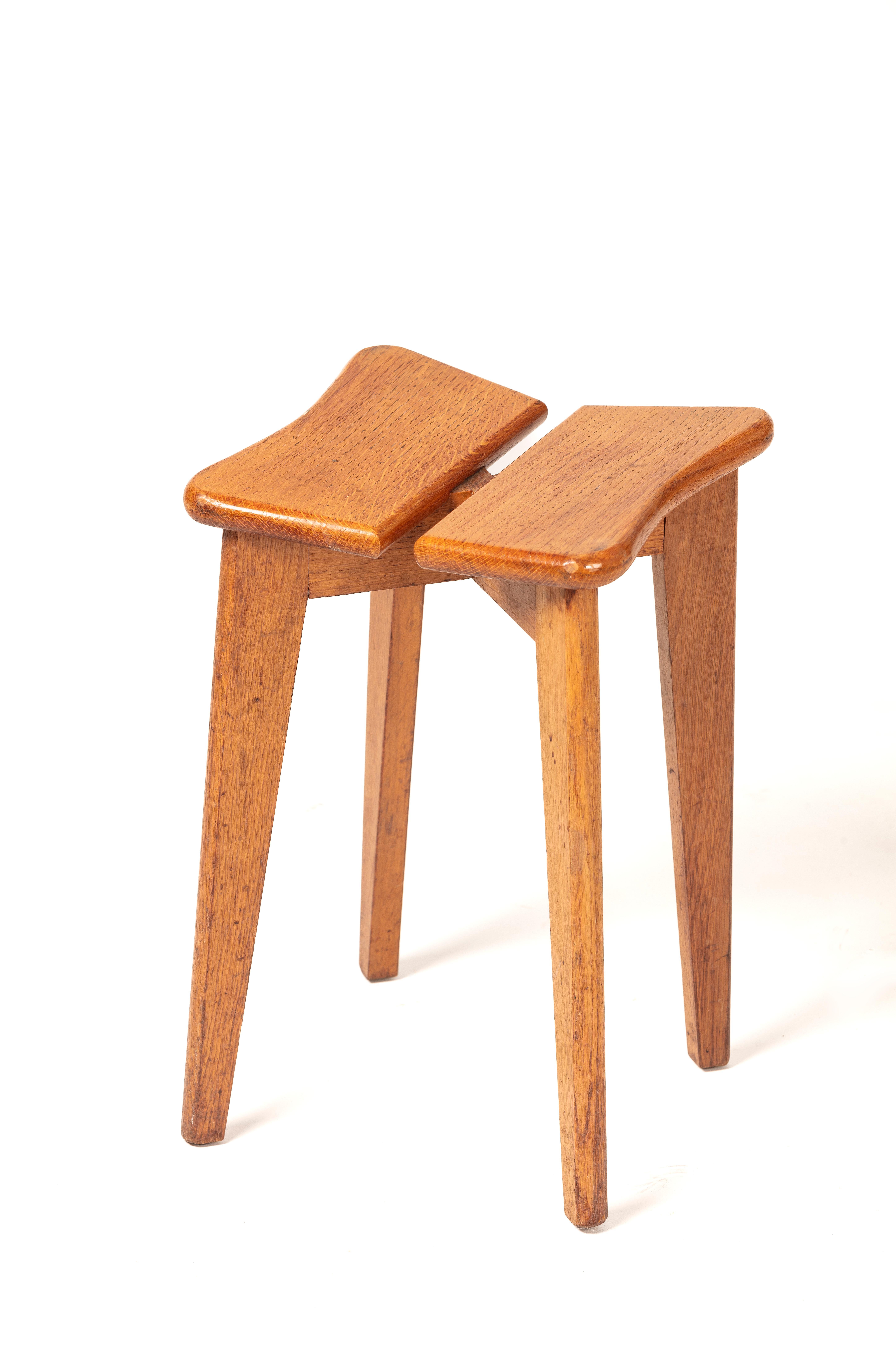 Taburete de trébol de roble de Marcel Gascoin, ARHEC 1950

Marcel Gascoin (1907-1986) desempeñó un papel fundamental en el surgimiento del diseño francés tras la Segunda Guerra Mundial.
Aunque la primera experiencia profesional de Marcel Gascoin fue