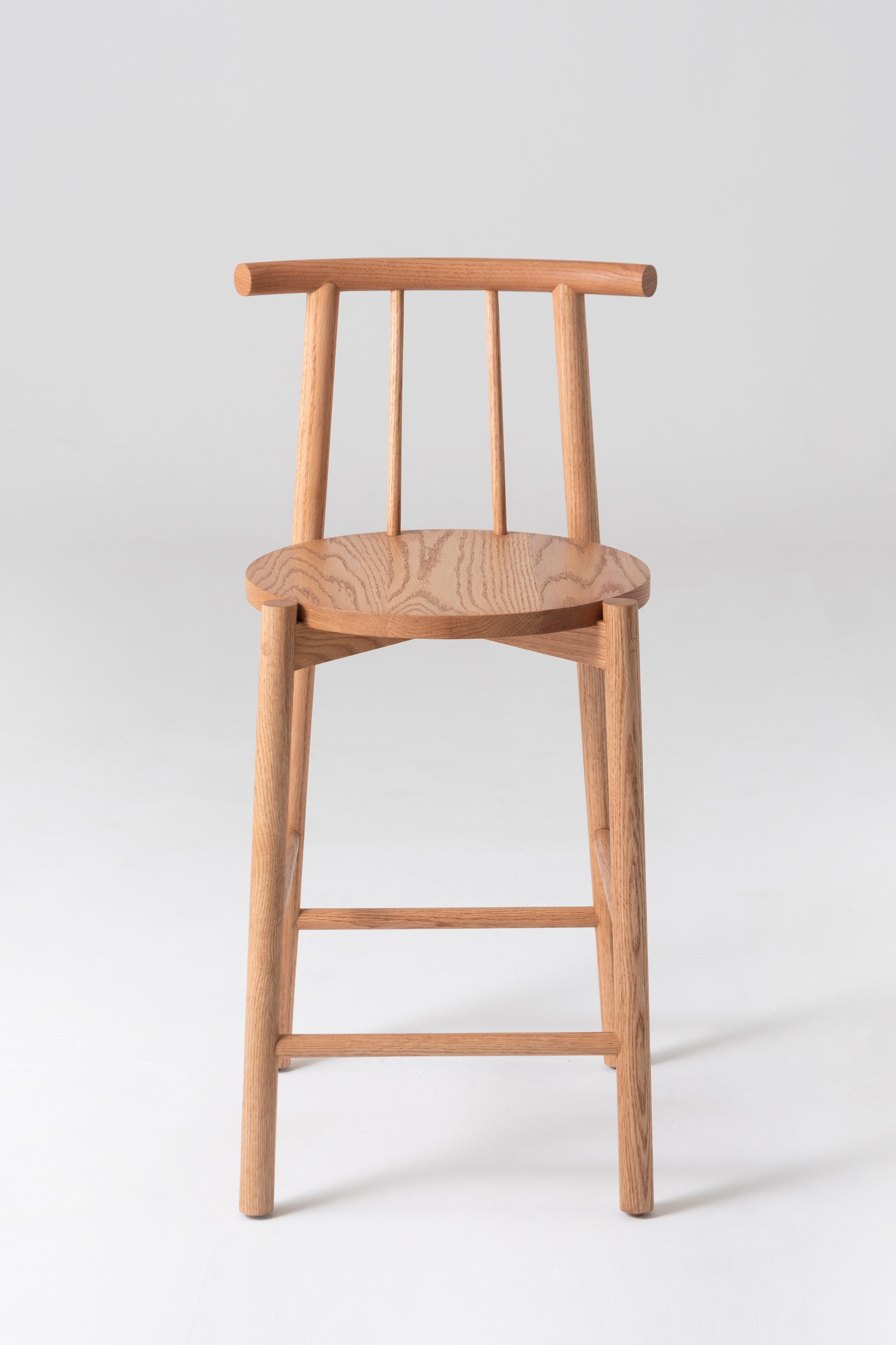 Ein Hocker für alle Gelegenheiten, vom Alltäglichen bis zum Außergewöhnlichen. Dieses Möbelstück ist eine Synthese aus Struktur und Form, die sich durch ihre konstruktive Klarheit und stille Schönheit auszeichnet. 

Dieser Stuhl aus Eichenholz