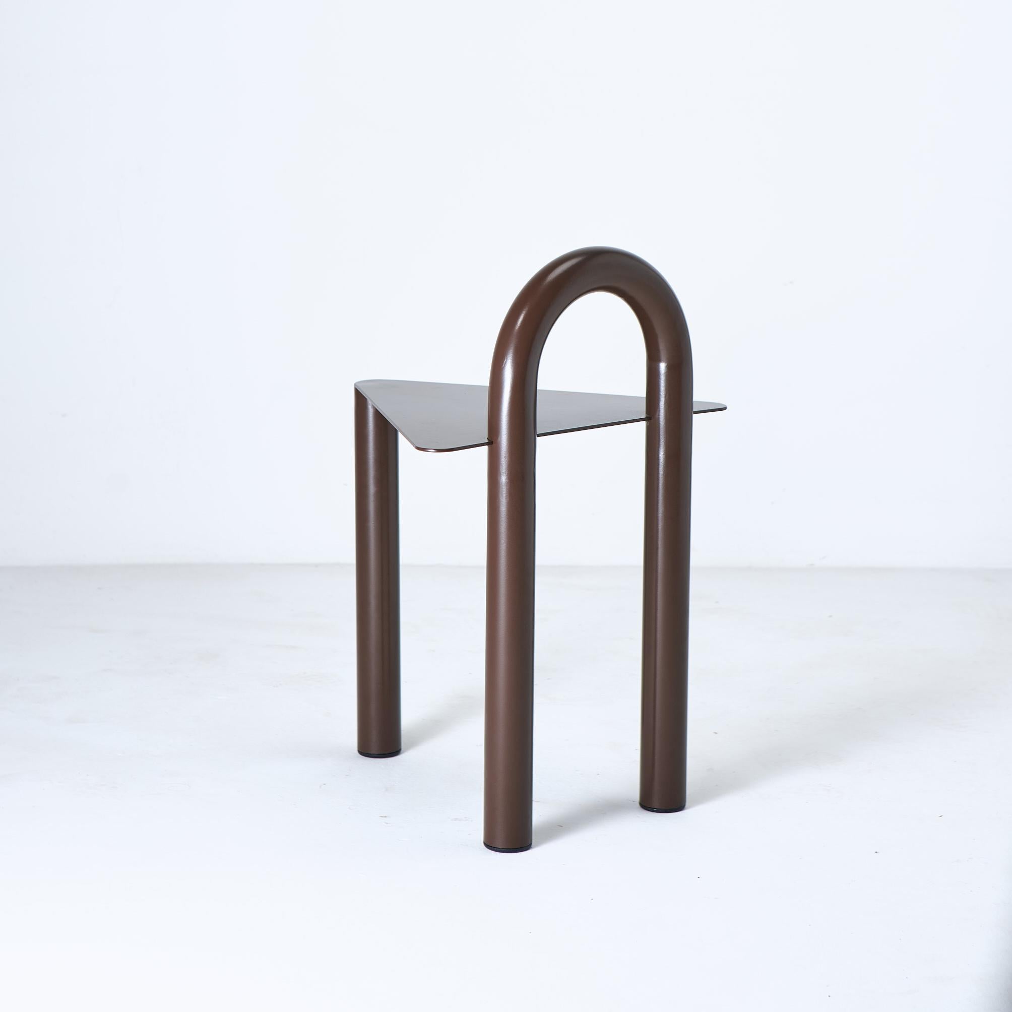Elemento habitual en las casas de acero, la curva de 180º es el punto de partida para el desarrollo de la colección. Utilizando este elemento de origen industrial y formato orgánico, buscamos crear piezas afables, que transmitan suavidad incorporada