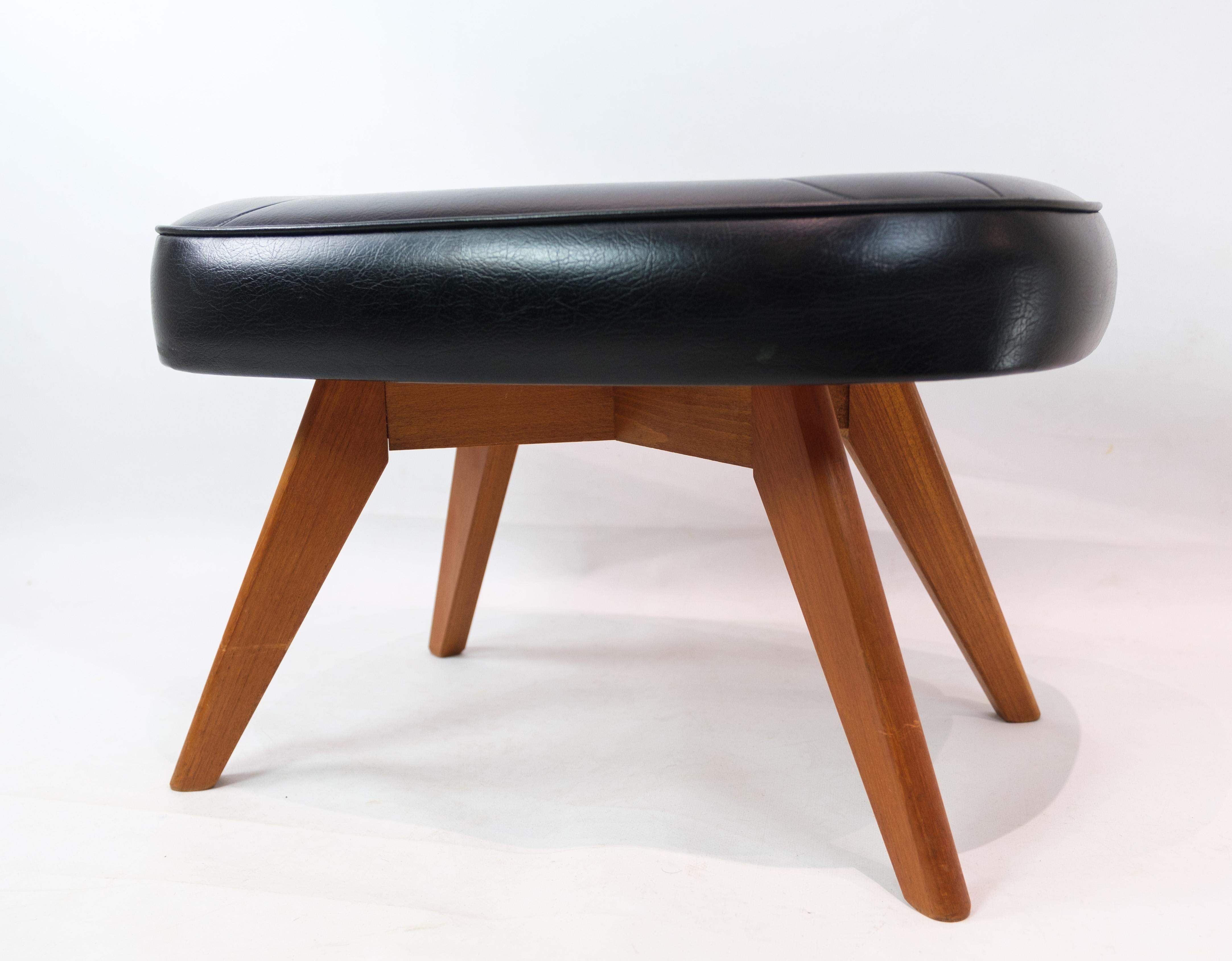 Stool of Danish design with black leather and teak legs from around the 1960s. The stool has 4 buttons, all of which are intact.
Dimensions in cm: H:35 W:56 D:40

This product will be inspected thoroughly at our professional workshop by our