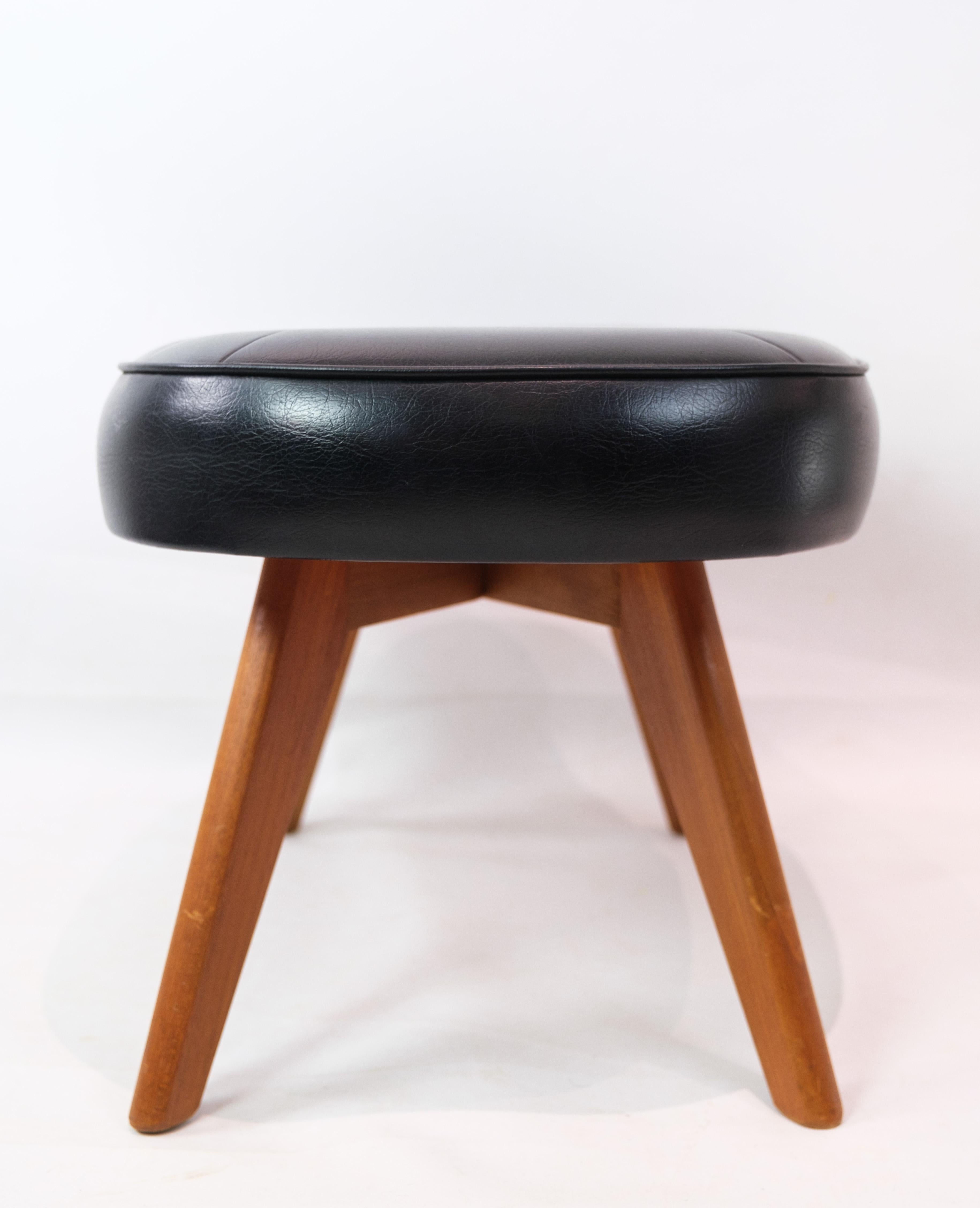 Pelle Sgabello con gambe in teak e seduta in pelle nera, design danese anni '60 in vendita