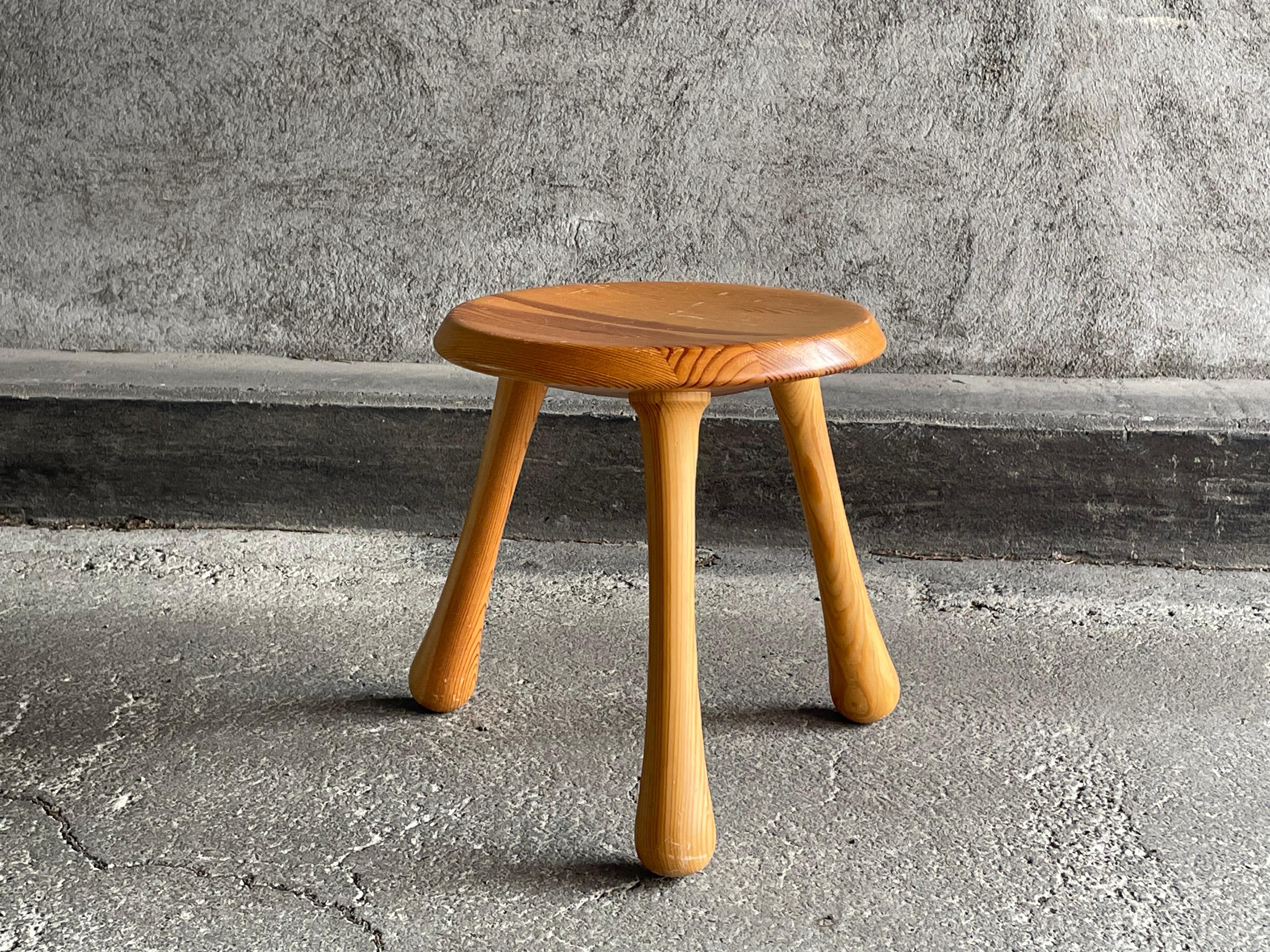 Tabouret dessiné par le suédois Ingvar Kamprad pour Habitat au début des années 2000. structure en pin avec pieds clubs. cachet présent sous l'assise.