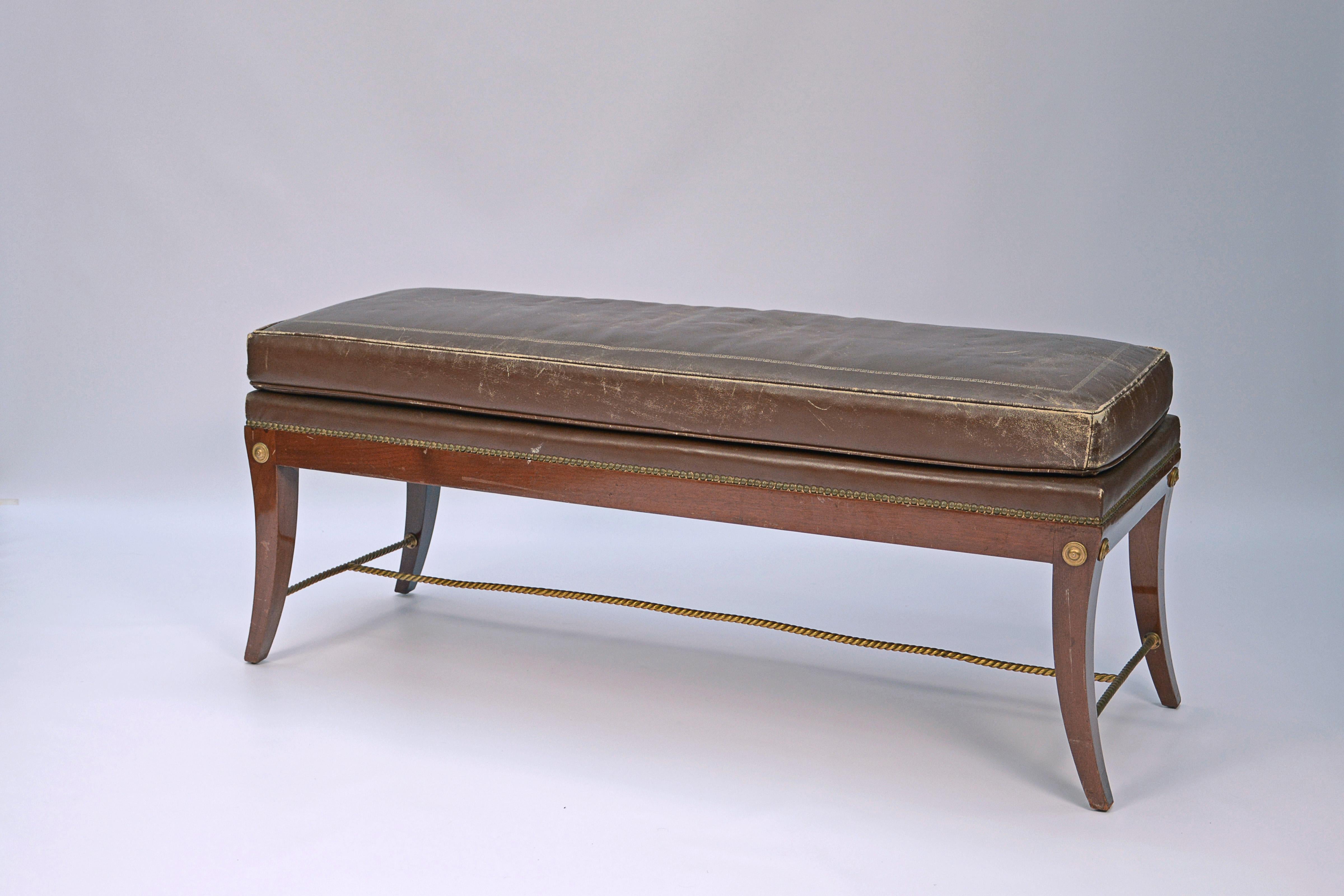 Sgabello in mogano, con dettagli in bronzo e rivestimento in pelle con greca. Design di Maison Jansen(1880-1989).

Francia, CIRCA 1940.