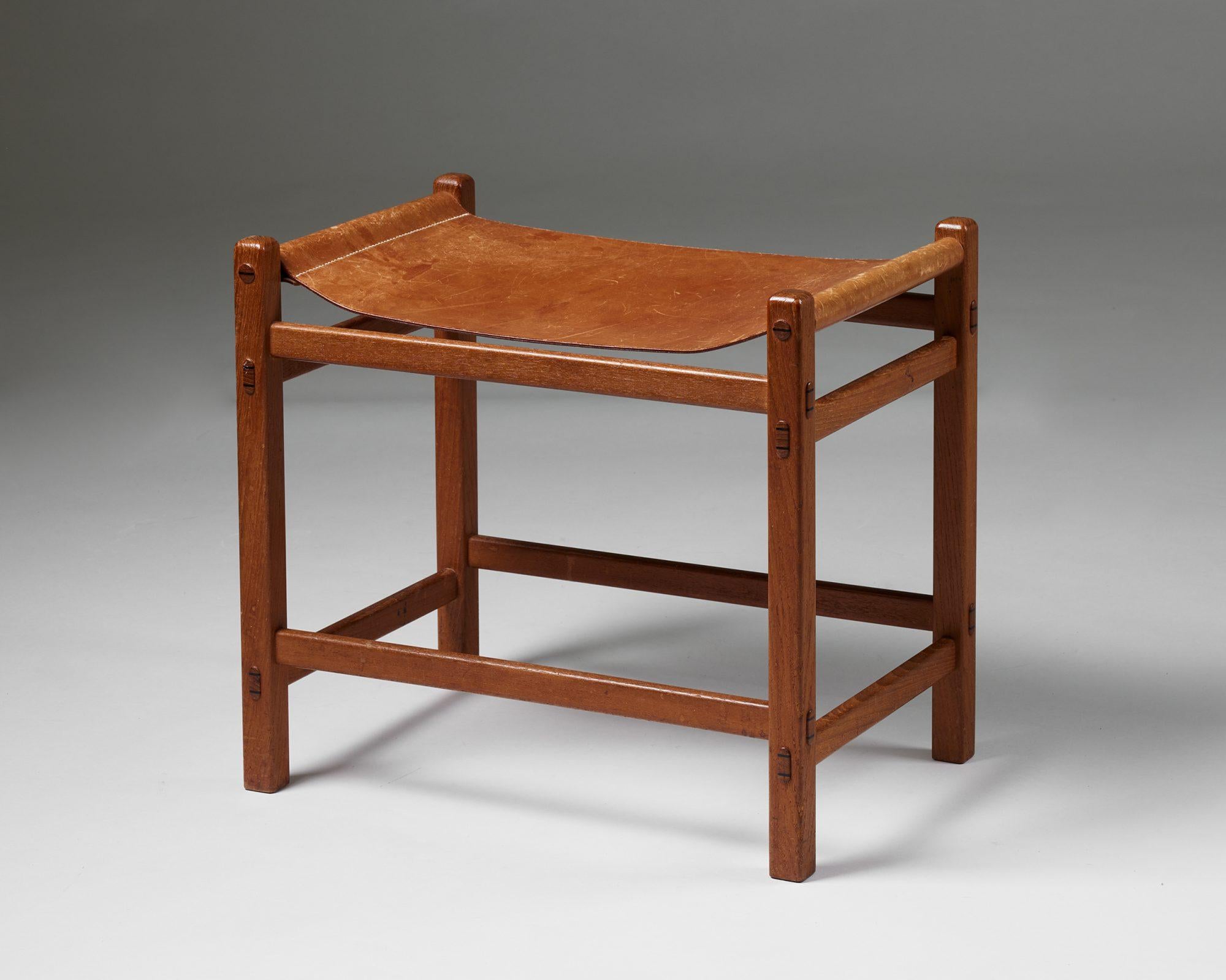 Stool designed by Stig Lönngren,
Sweden, 1947.

Teak and leather.

Stig Lönngren (1924-2022) received his carpentry qualifications in 1946. He went on to become an important Swedish interior architect, working with Carl-Axel Acking, Sven Hesselgren,