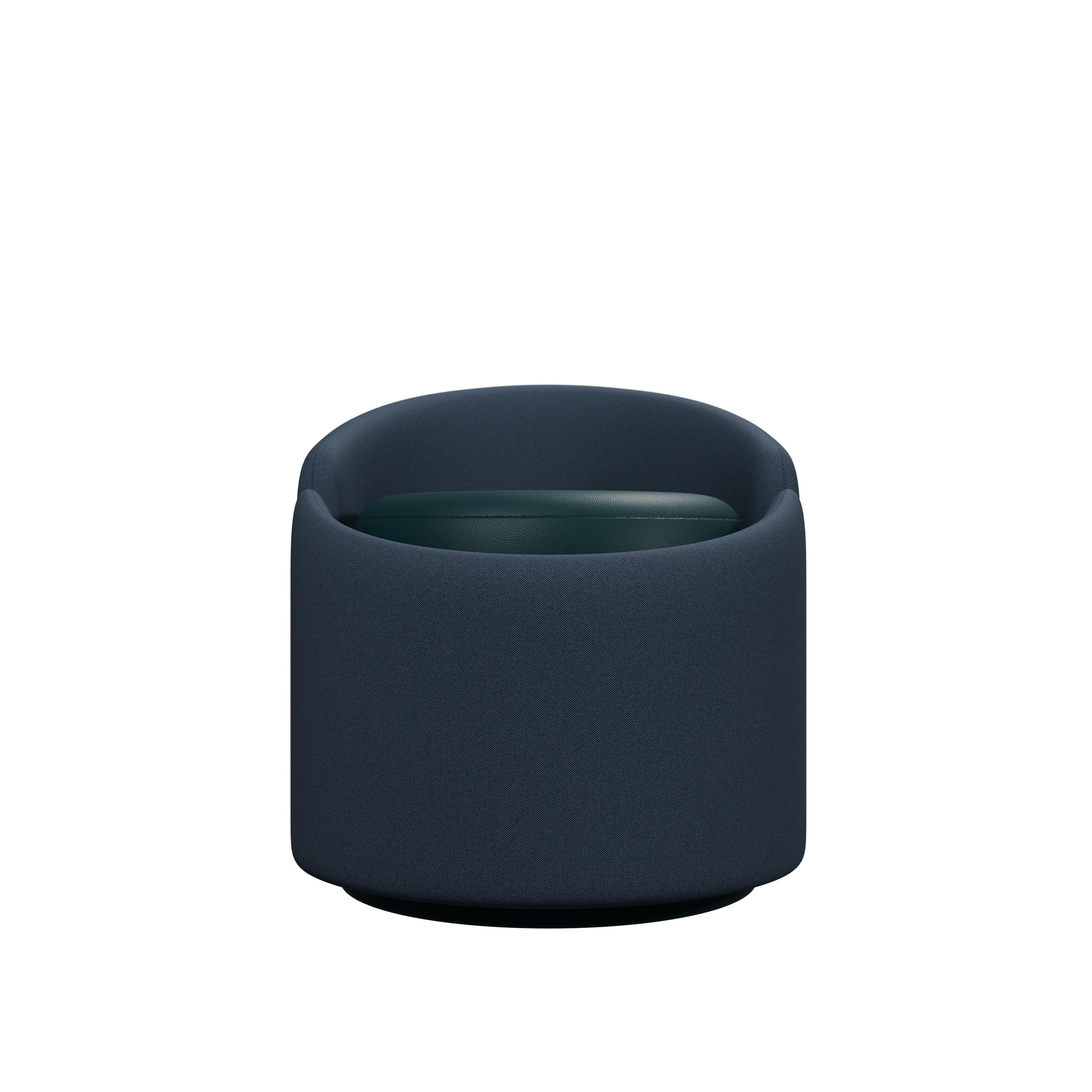 Presentamos el taburete Doppia, una opción de asiento única y sofisticada que combina la comodidad de un taburete con la elegante funcionalidad de un puf. Esta versátil pieza está diseñada para elevar cualquier espacio interior con su armoniosa