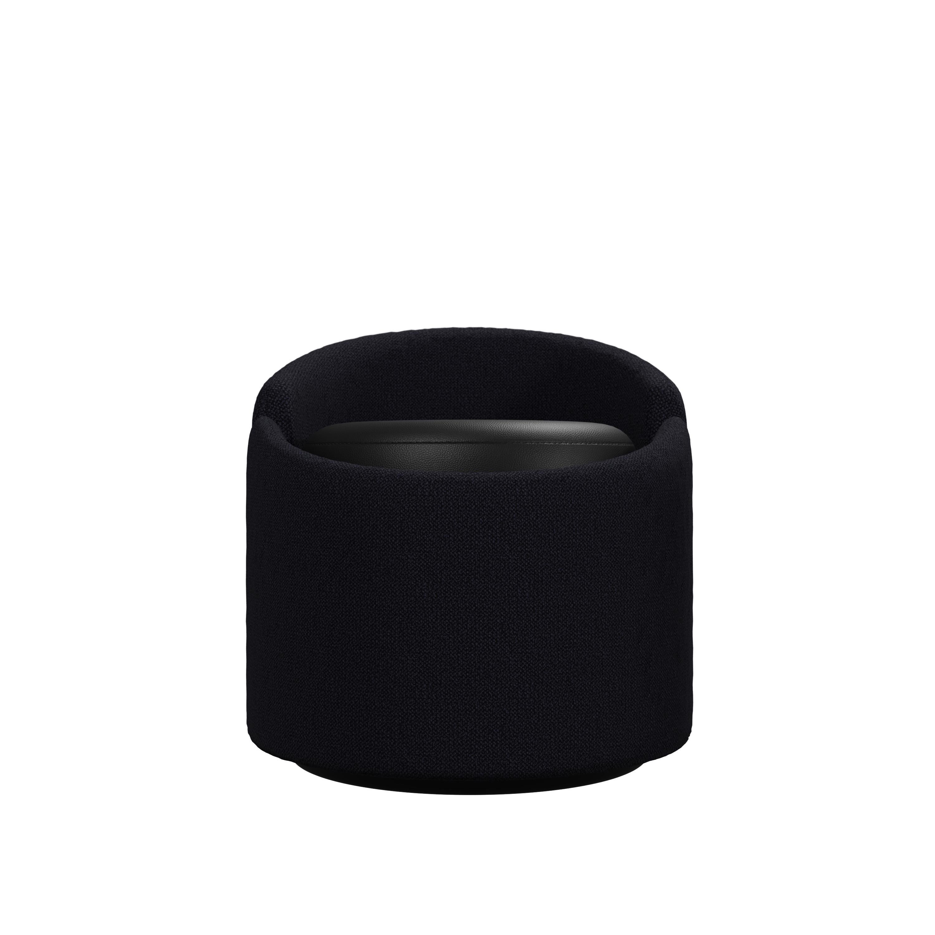 Voici le tabouret Doppia, une option unique et sophistiquée qui allie le confort d'un tabouret à la fonctionnalité élégante d'un pouf. Cette pièce polyvalente est conçue pour élever tout espace intérieur avec son mélange harmonieux d'esthétique