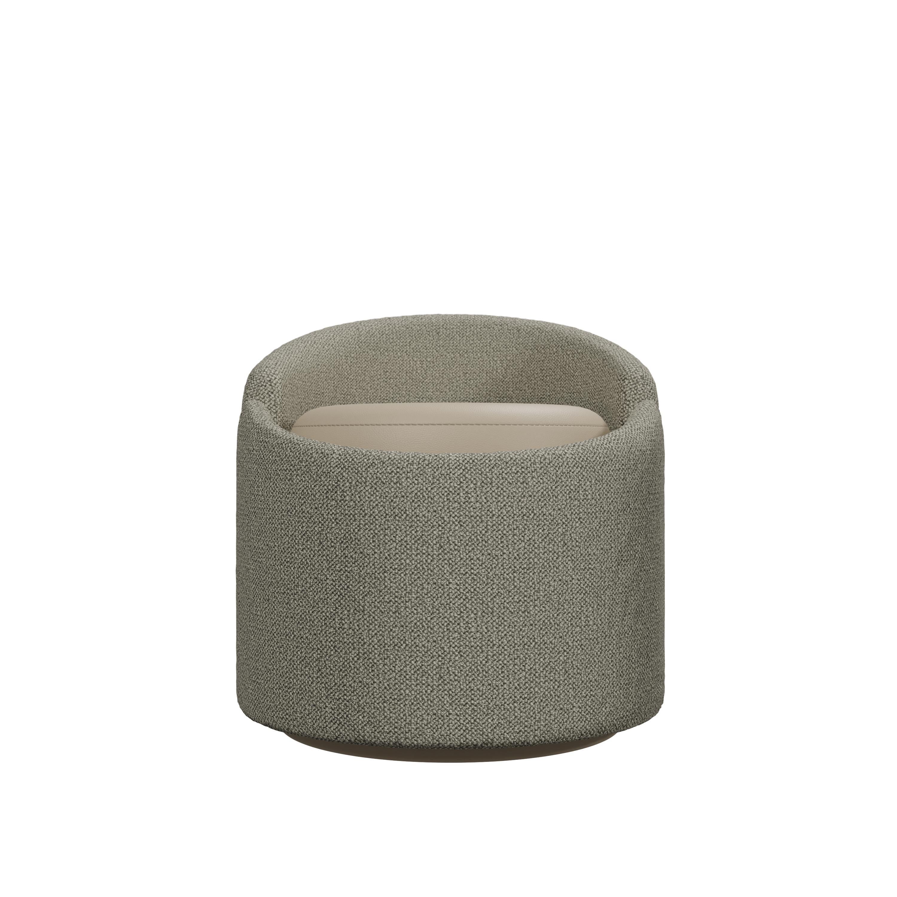 Voici le tabouret Doppia, une option unique et sophistiquée qui allie le confort d'un tabouret à la fonctionnalité élégante d'un pouf. Cette pièce polyvalente est conçue pour élever tout espace intérieur avec son mélange harmonieux d'esthétique